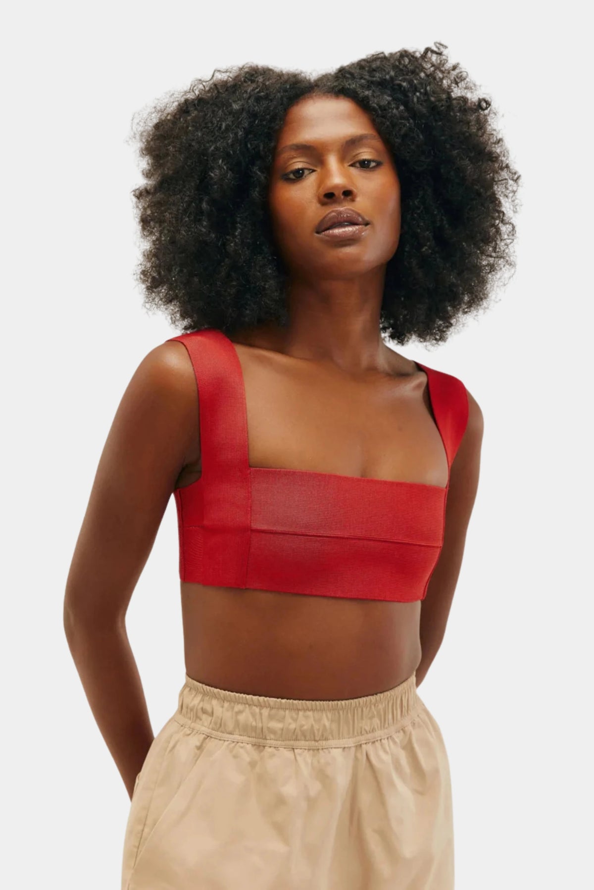 Top Alça Larga Tricot Haight vermelho em detalhe com decote quadrado e acabamento estruturado