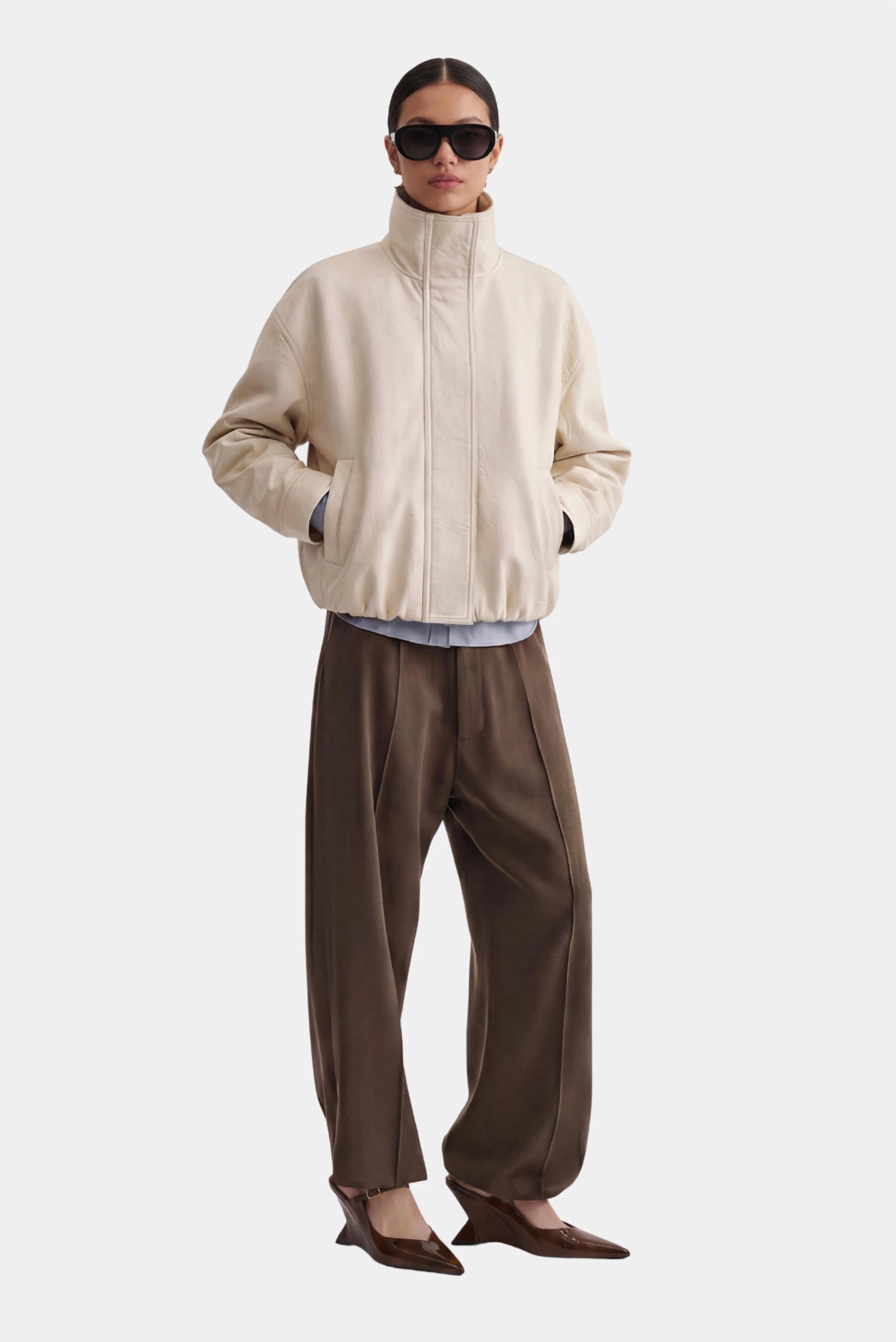 Jaqueta de couro off-white com gola alta e modelagem ampla em look feminino, Philo MR