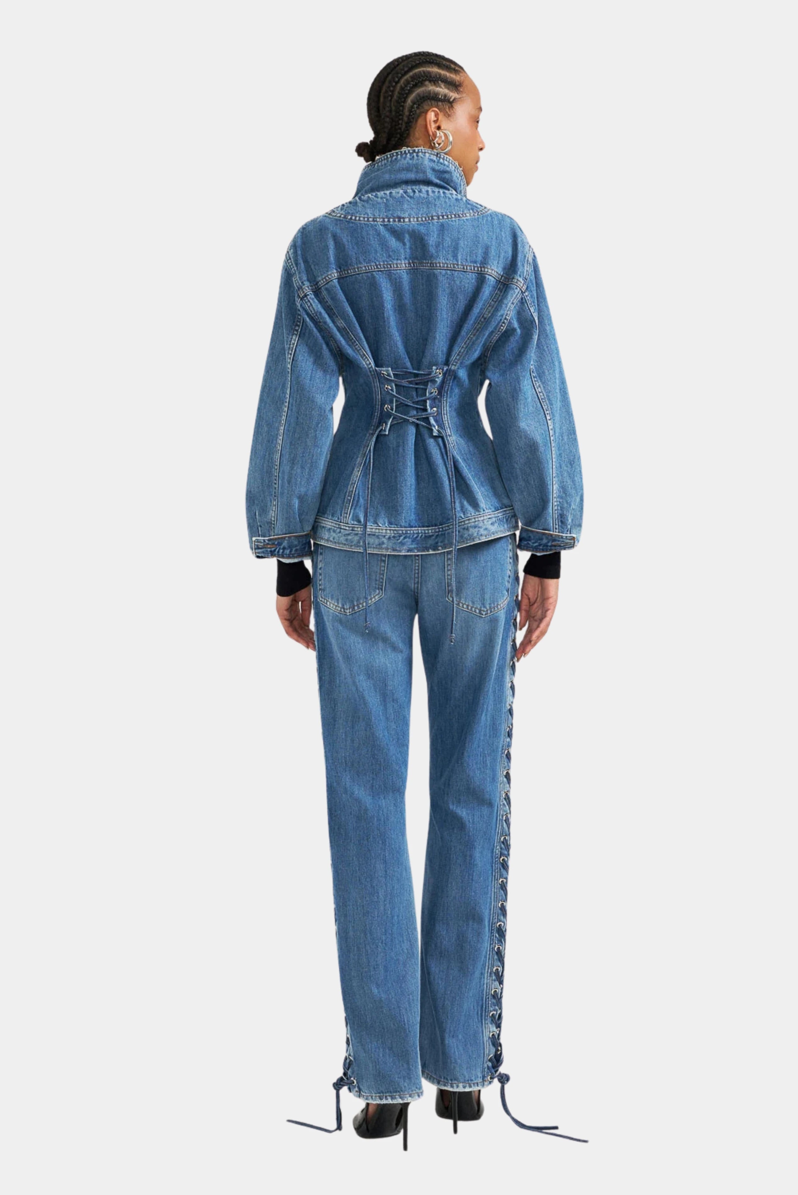 Costas de jaqueta jeans azul com amarração ajustável e modelagem acinturada