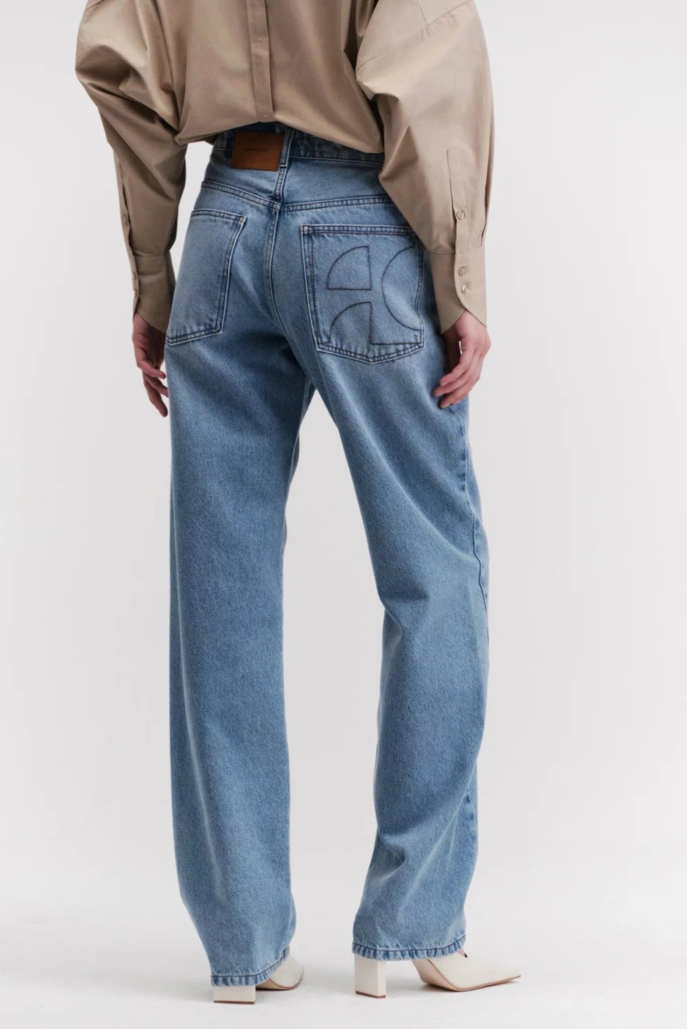 Costas da calça Jeans Strange Francesca com bolsos traseiros e lavagem azul clara