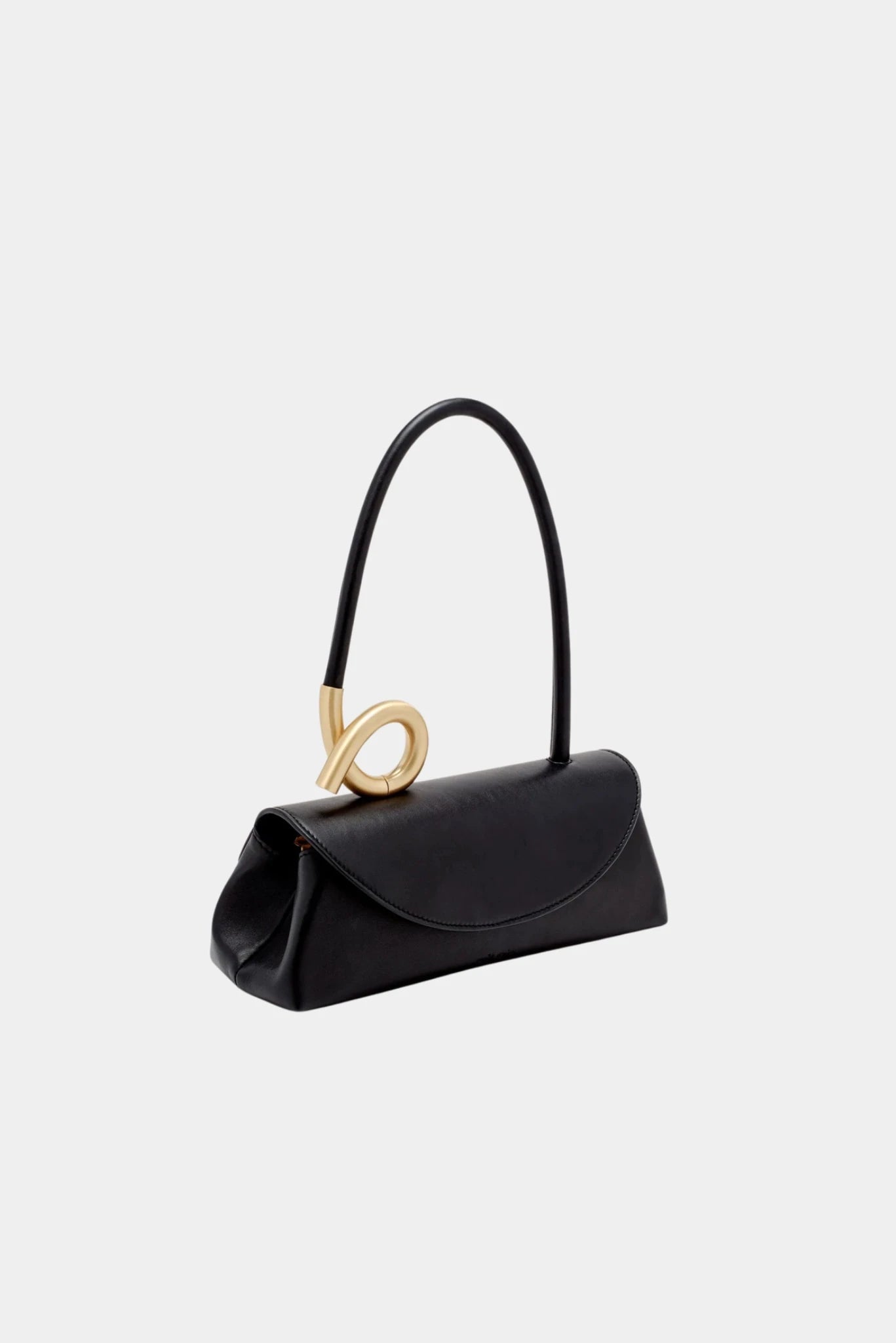 Bolsa Cult Gaia preta em design contemporâneo com alça rígida e detalhe metálico dourado