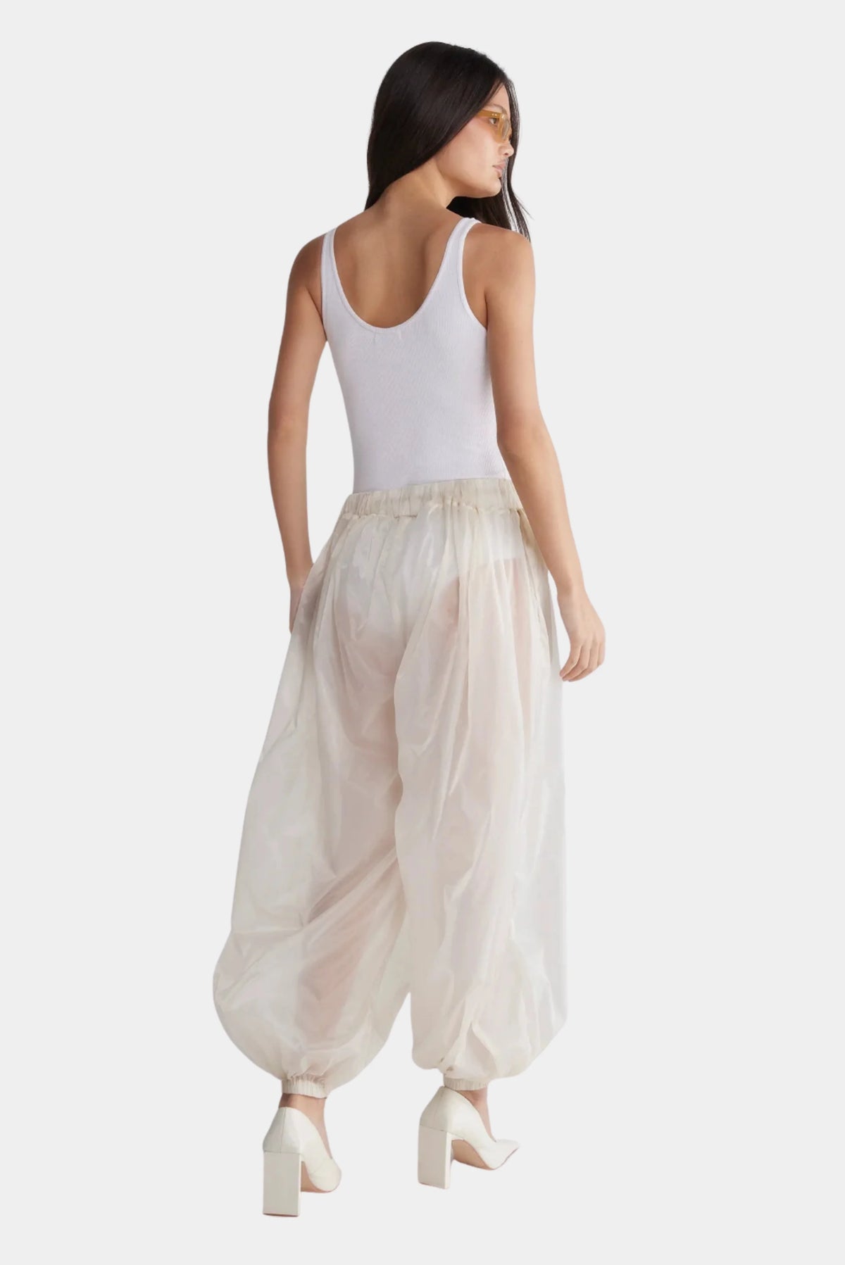 Calça Layer Francesca off-white vista de costas com modelagem ampla e barra ajustada