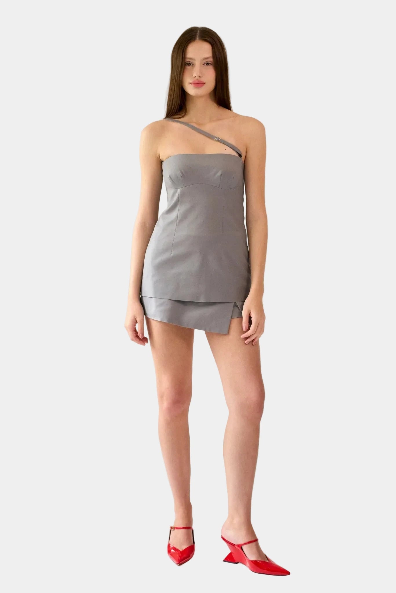 Look feminino com top Valletta MR cinza de decote reto e saia curta de sobreposição