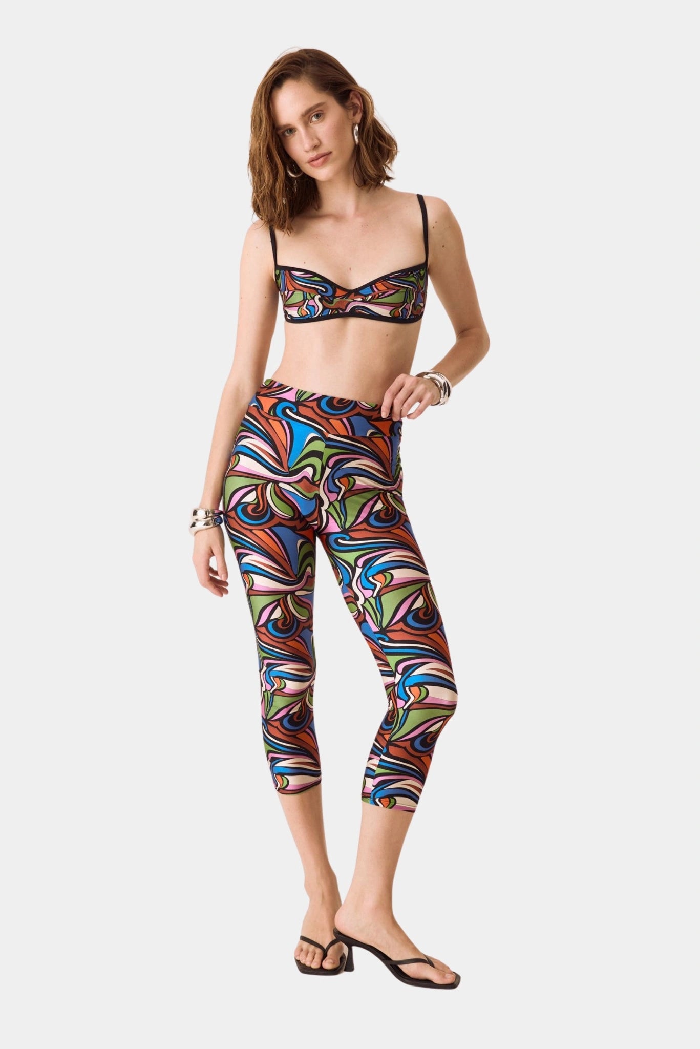 Legging cropped estampada multicolor com top de alças finas