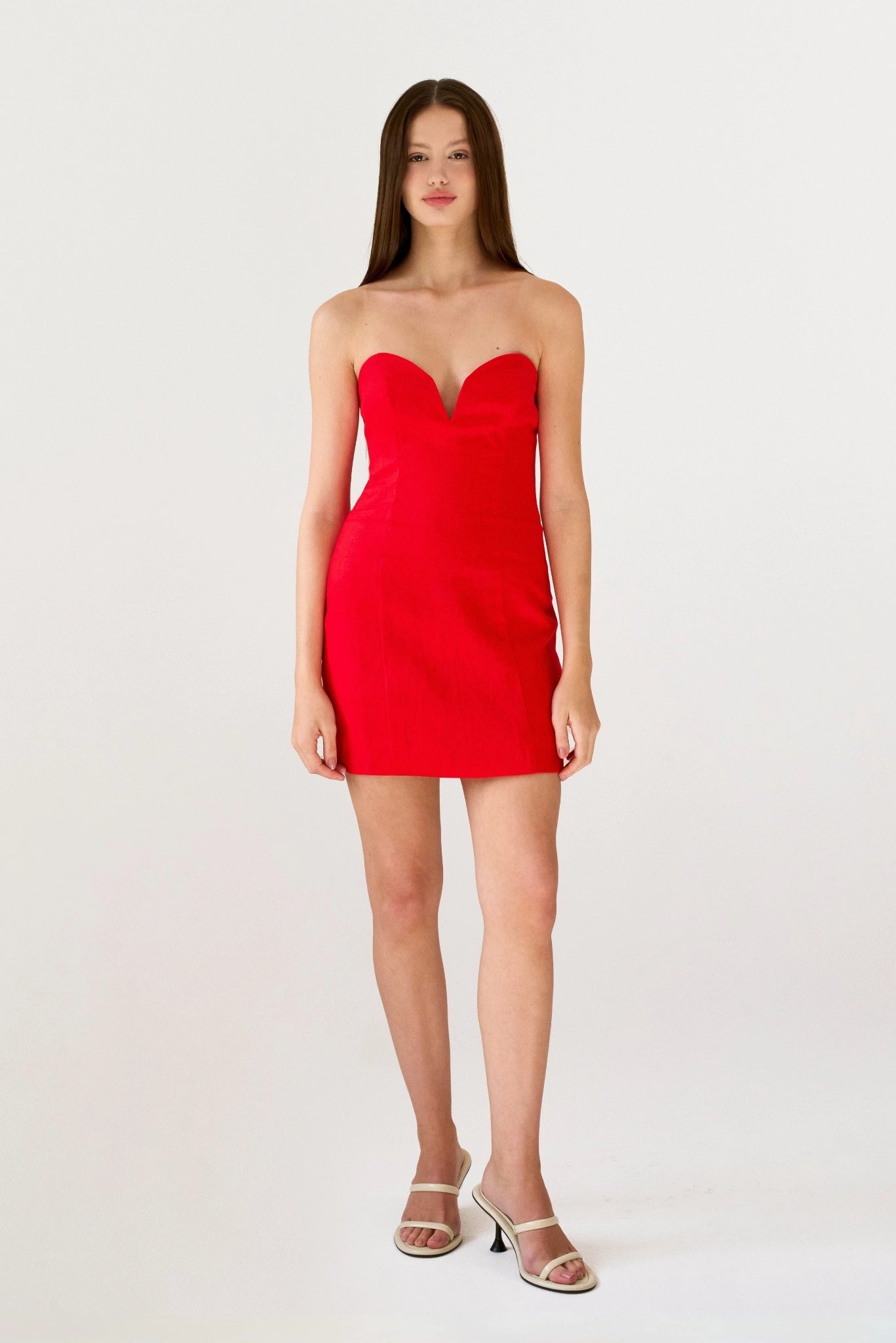 Modelo usando Vestido Curto Linho Nina MR vermelho com silhueta ajustada e comprimento mini