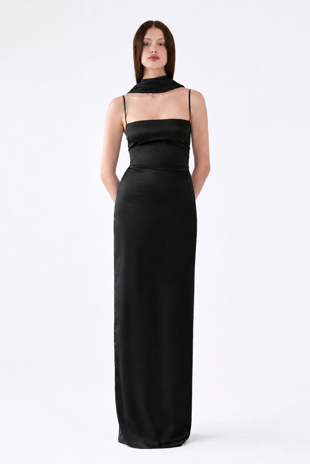 Vestido de Festa Longo Lune MR preto com alças finas e echarpe drapeada
