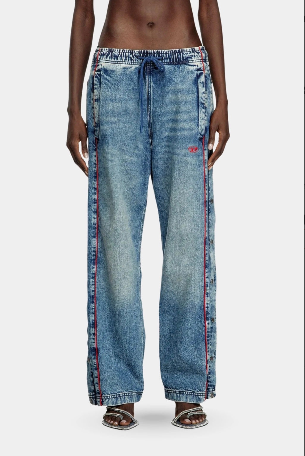 Calça Diesel wide leg em jeans lavado com cós elástico e recorte lateral contrastante