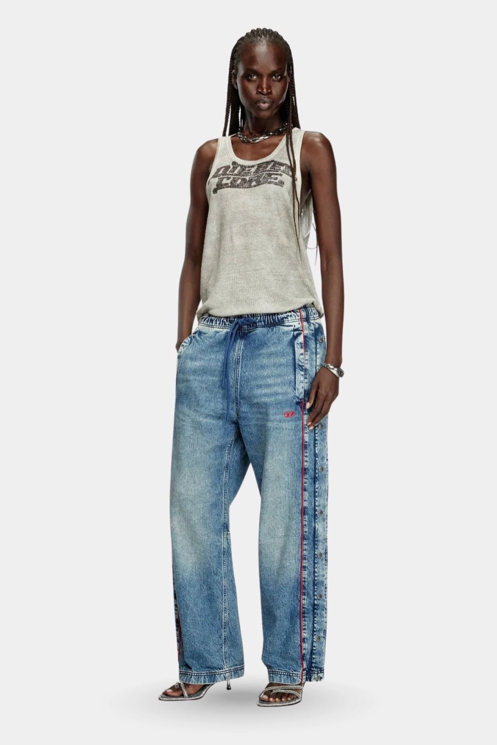 Calça Diesel D-Axfor-S jeans azul de modelagem ampla com cintura elástica e detalhe lateral vermelho