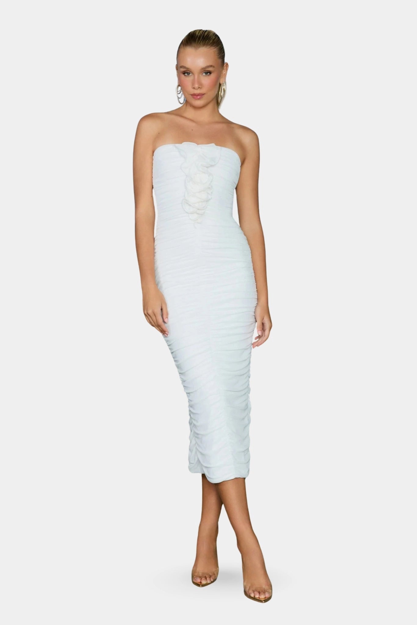 Vestido Midi Miranda off white com modelagem ajustada e flores aplicadas no busto