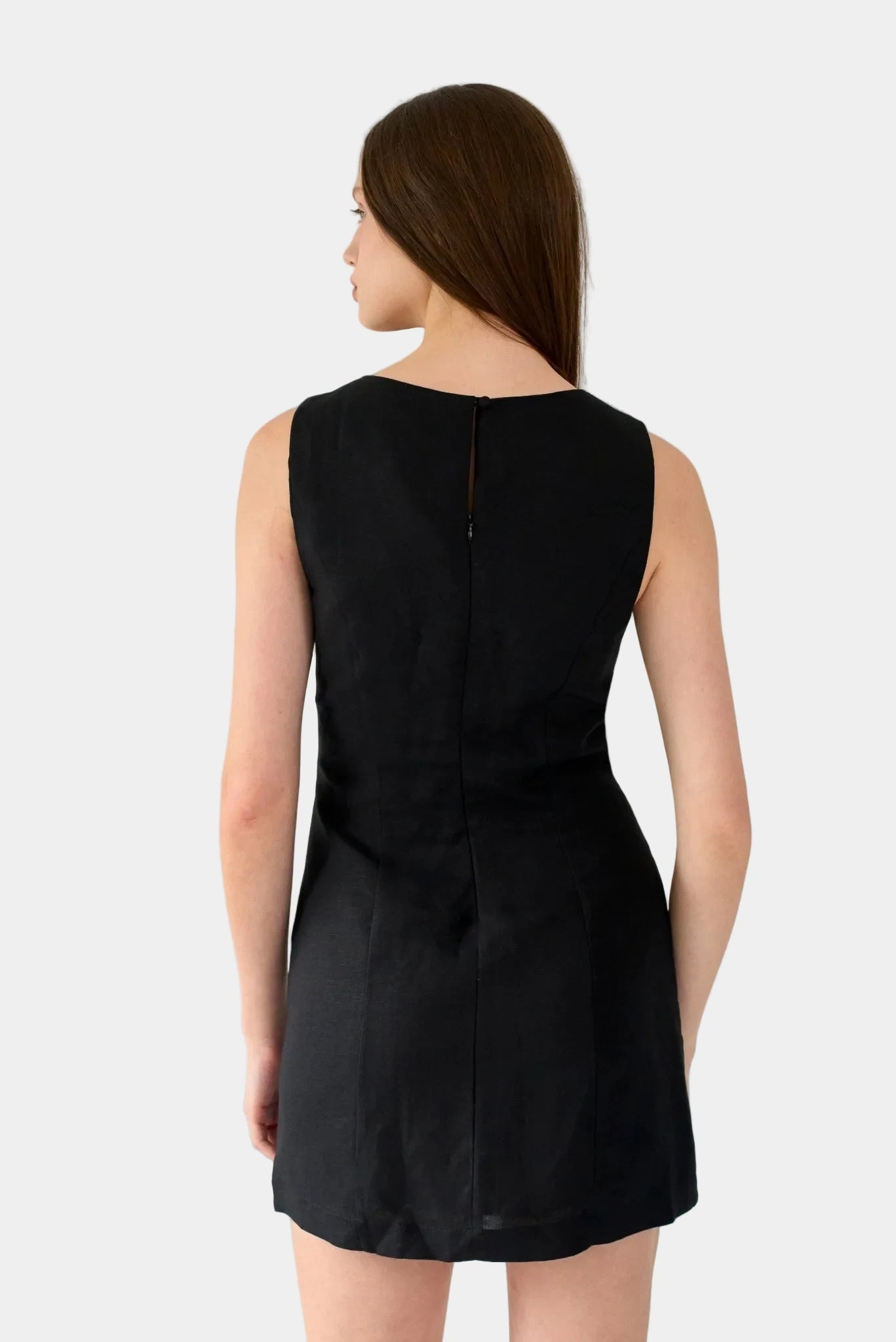 Costas de vestido curto preto em linho com fechamento posterior