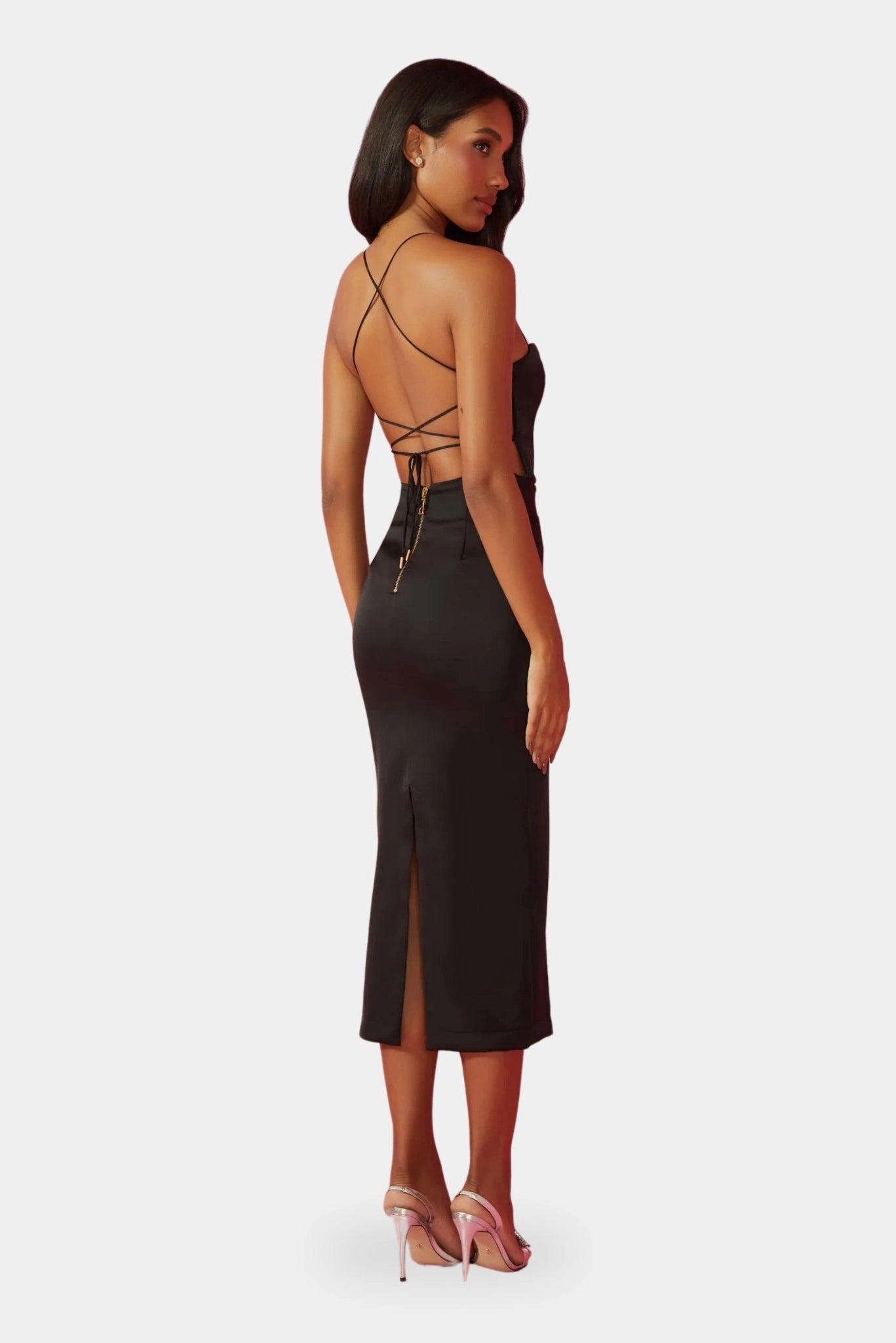Vestido Midi Hanna Fabulous preto com costas abertas, amarração cruzada e fenda posterior