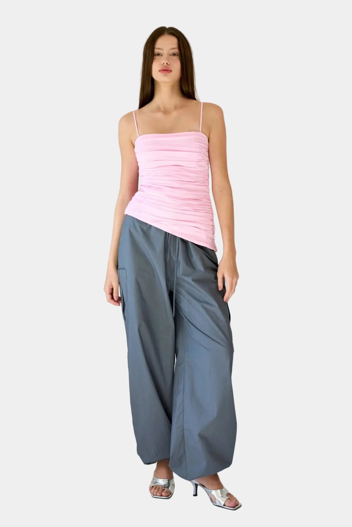 Modelo usando calça balloon cargo cinza Aya Gaia com bolsos utilitários e modelagem ampla