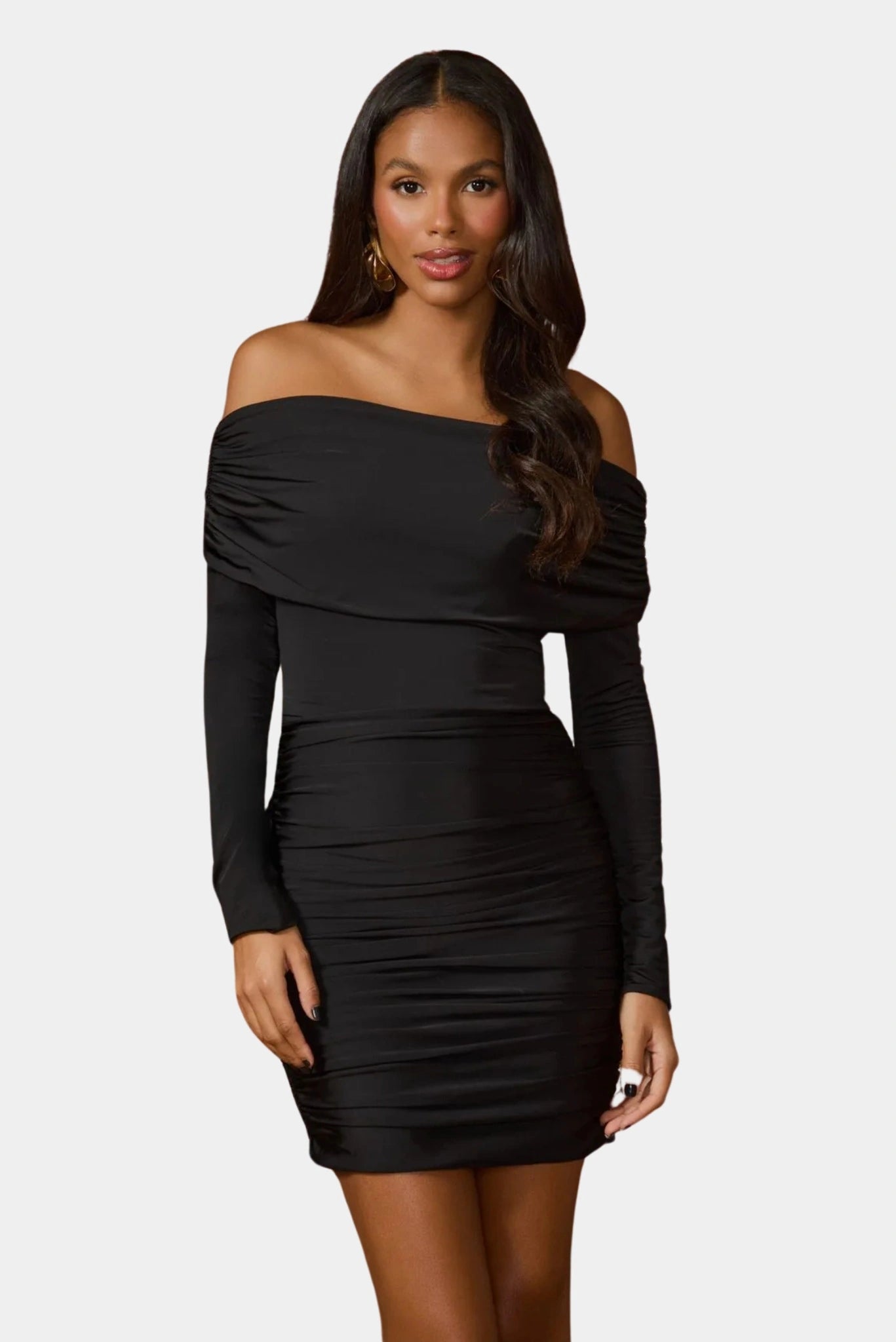 Vestido curto preto ombro a ombro com mangas longas e caimento ajustado