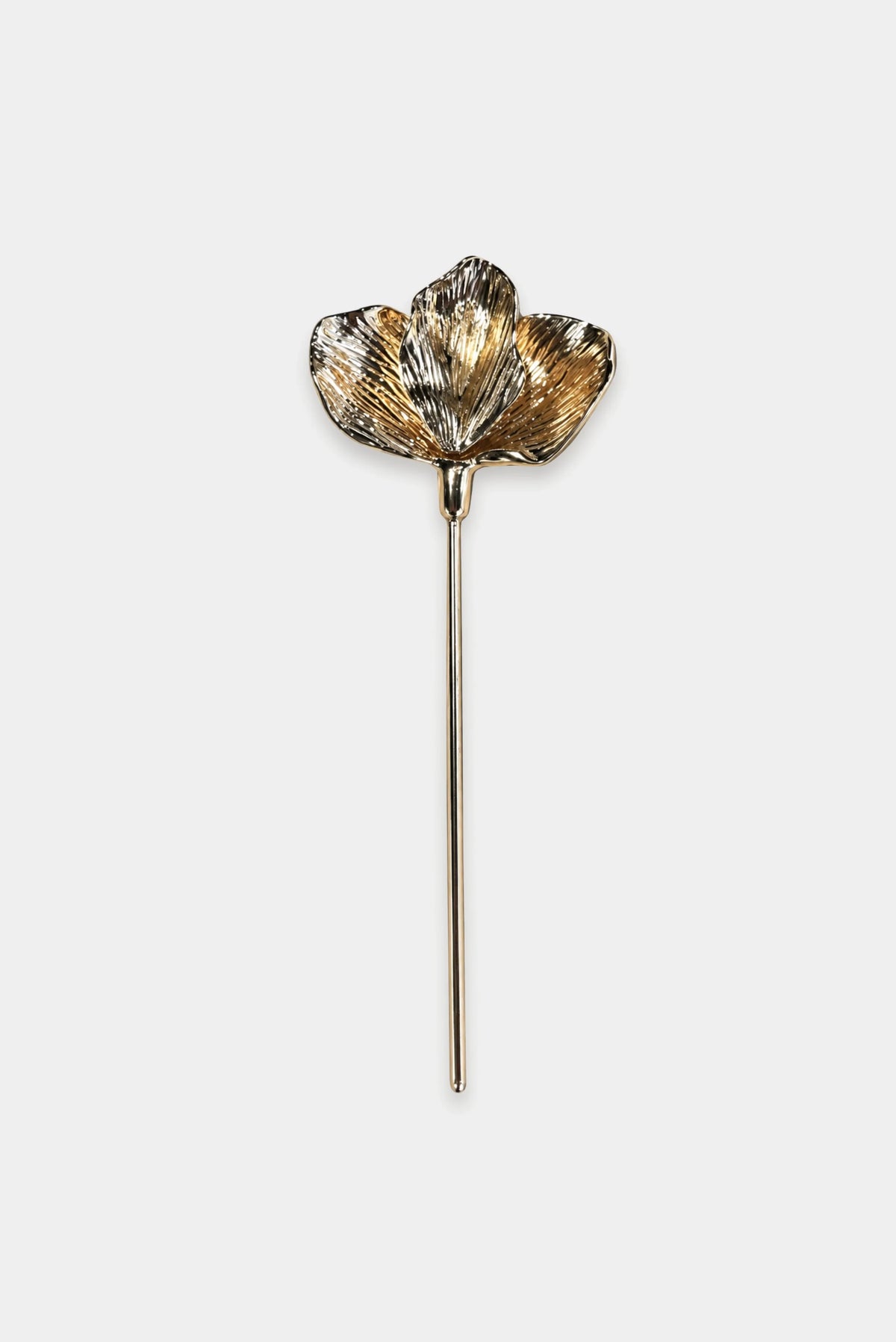 Grampo Francês Flor Azuma em metal dourado com flor de pétalas estriadas