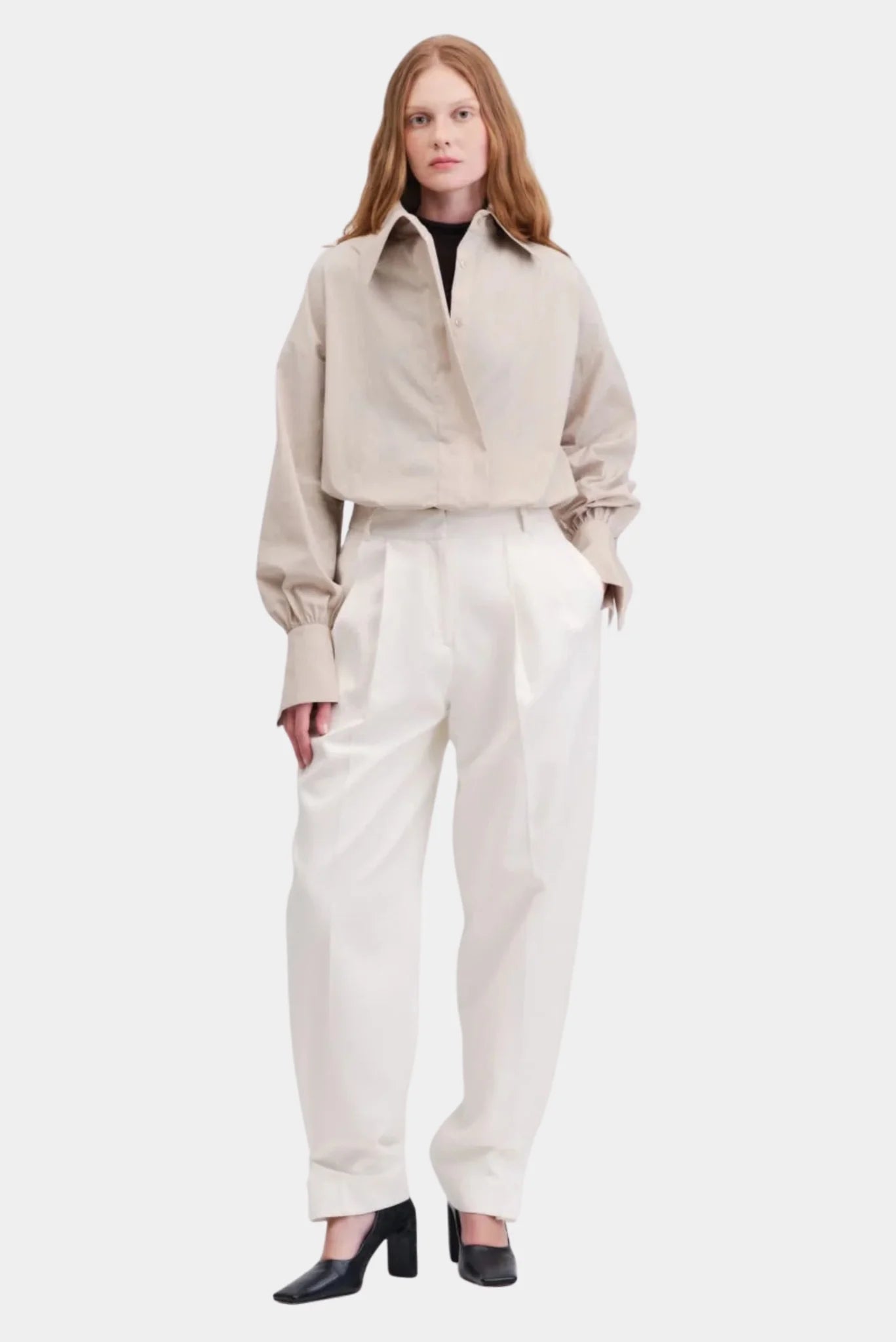 Calça Drax Francesca off-white de alfaiataria com pregas frontais e modelagem ampla