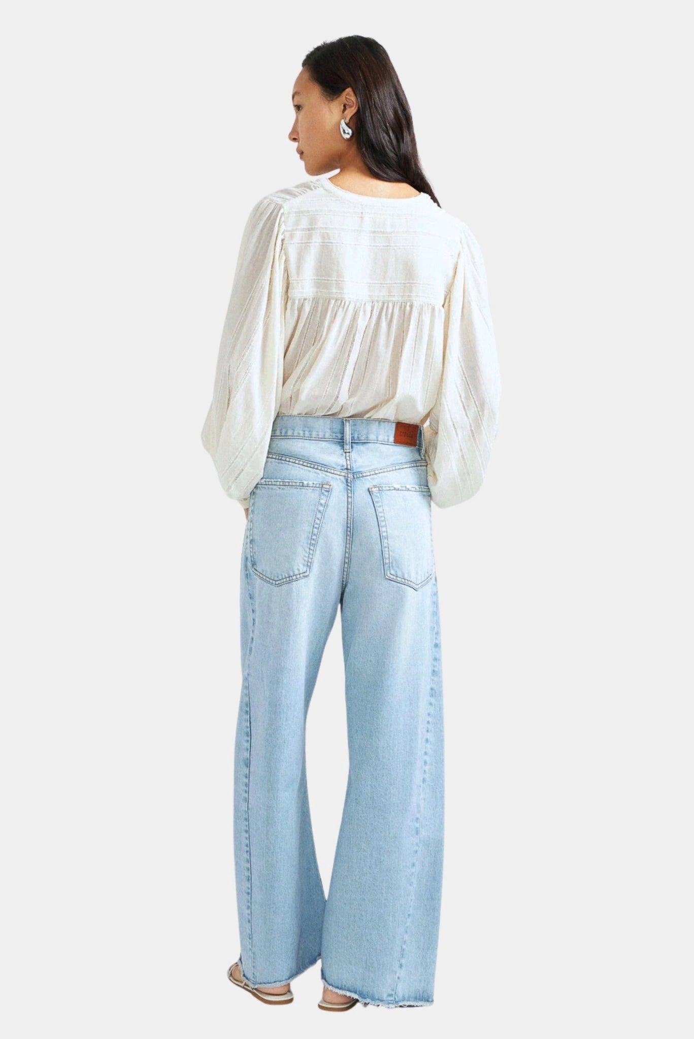 Vista traseira de calça Arc jeans azul claro com modelagem ampla e cintura alta