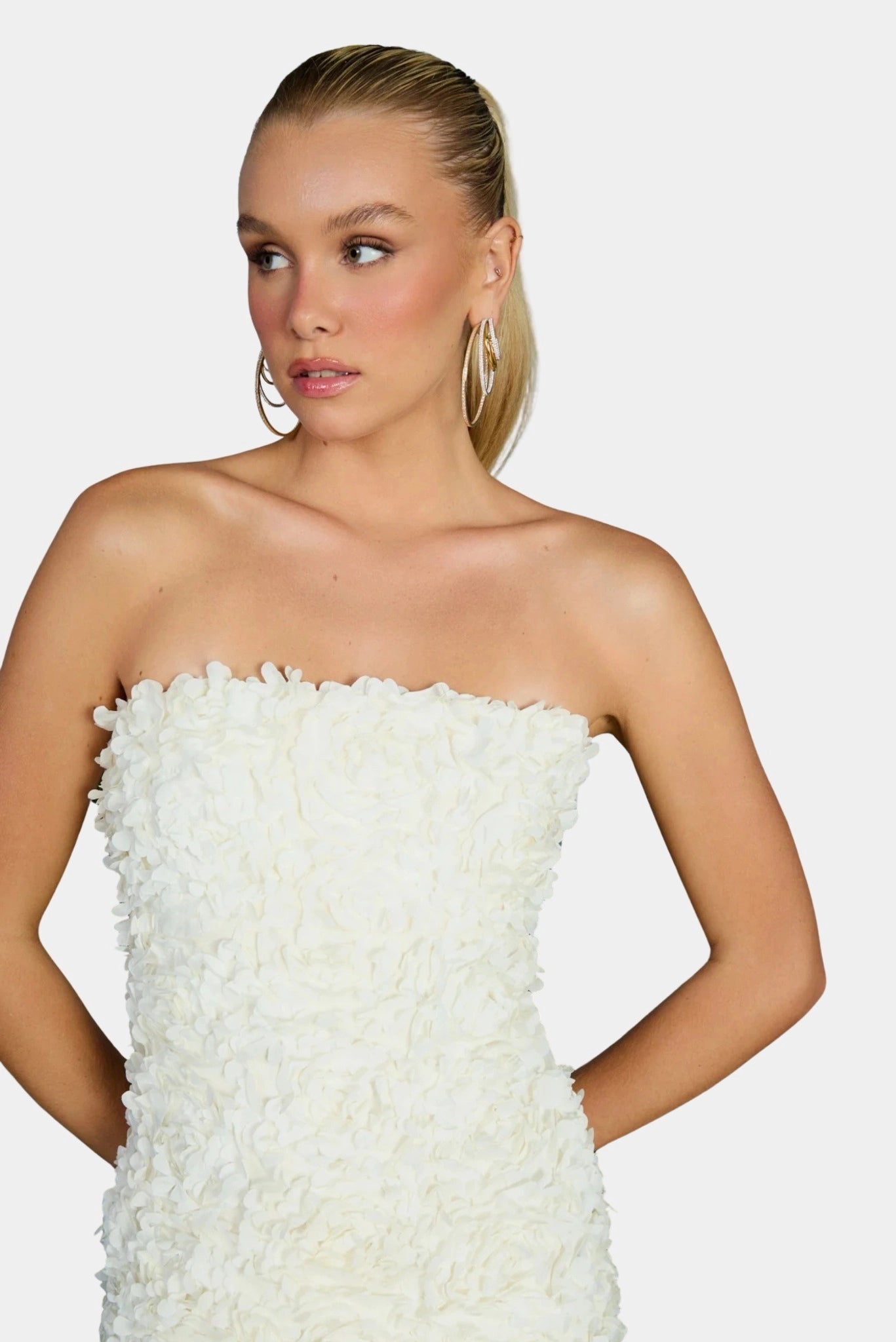 Detalhe da textura floral aplicada no Vestido Midi Yolanda off white