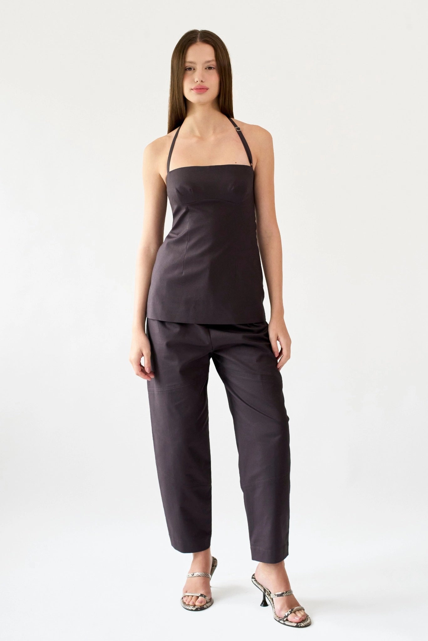 Look feminino com top Valletta MR marrom escuro e calça de alfaiataria contemporânea