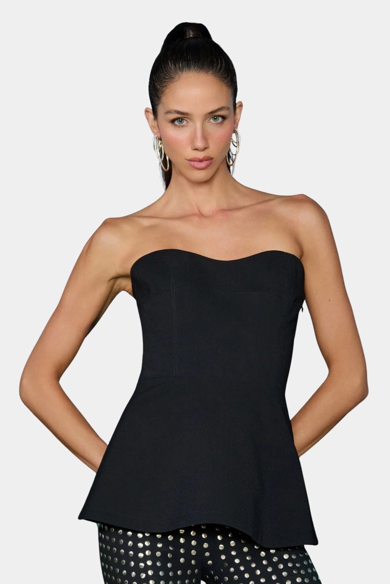 Blusa Tyra Fabulous preta com estrutura ajustada e silhueta elegante
