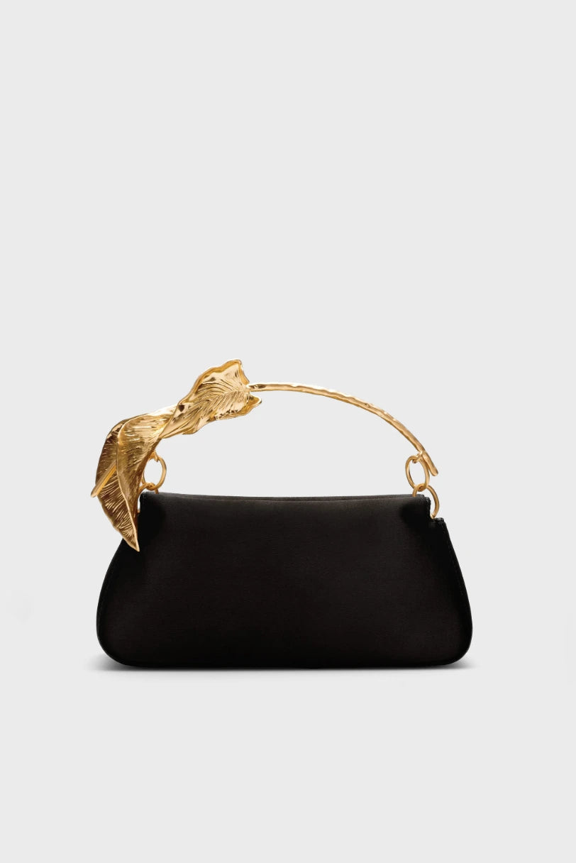 Bolsa de Festa Flor Calla Cult Gaia preta em cetim com alca copo de leite dourada