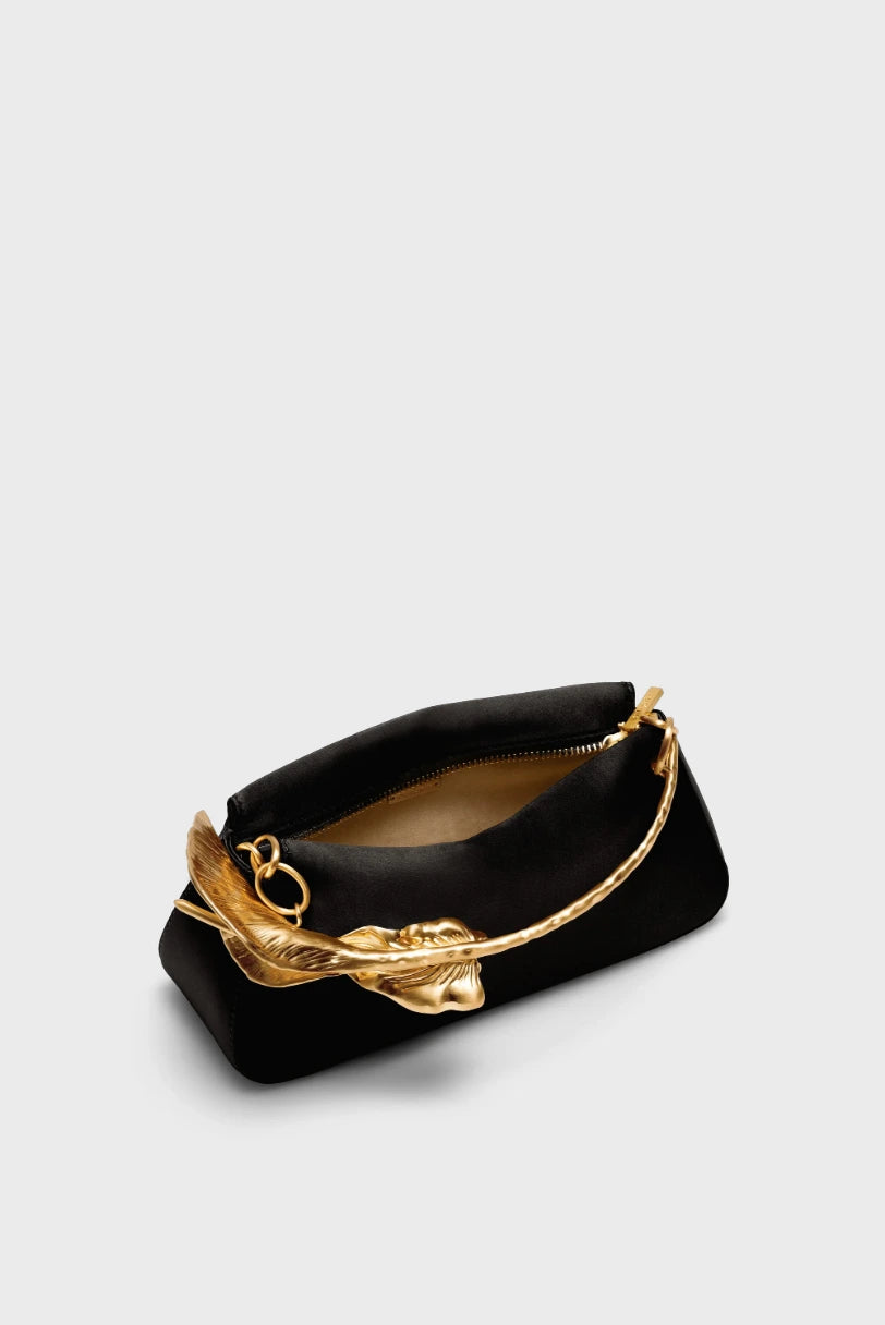 Interior da Bolsa Flor Calla Cult Gaia preta aberta com forro bege