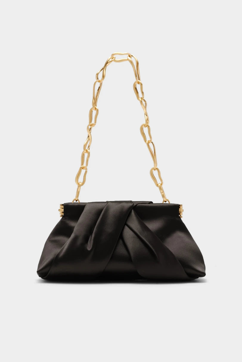 Bolsa Lia Cult Gaia preta em look completo com vestido longo preto