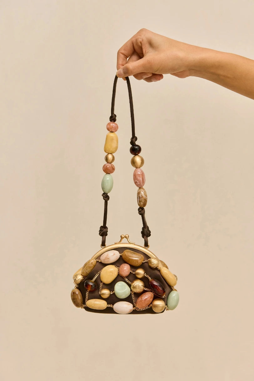 Detalhe das pedras e da alça de couro da Bolsa Mercier Cult Gaia