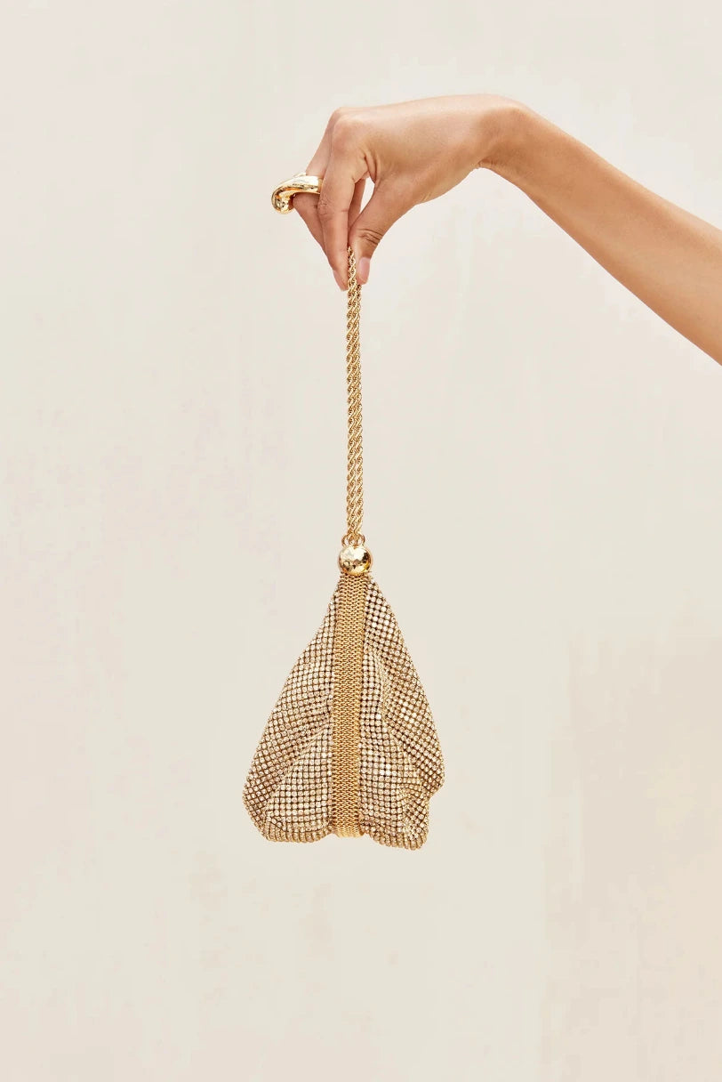 Modelo segurando a Bolsa Rue Cult Gaia pela corrente dourada de pulso