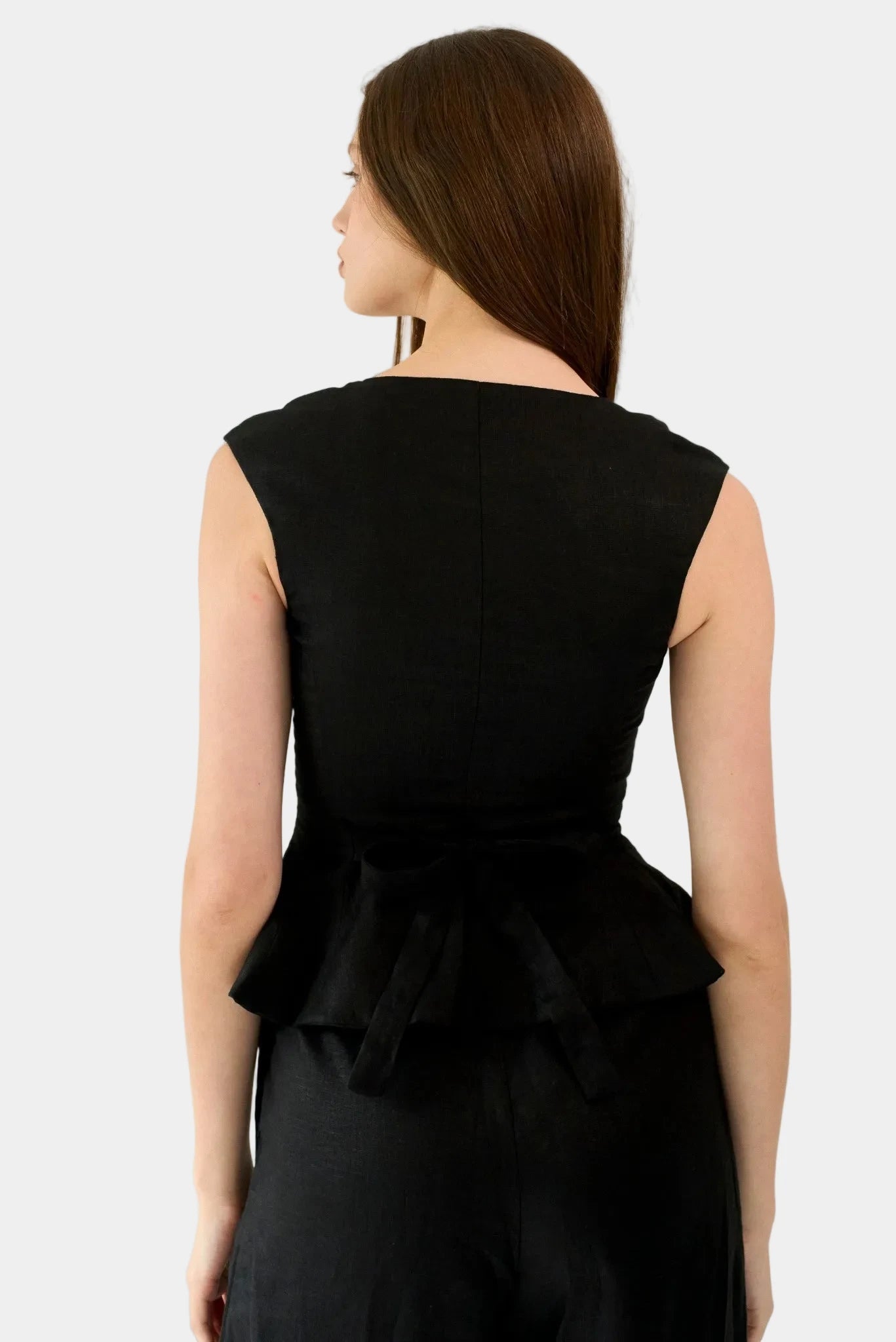 Costas de top preto em linho com modelagem ajustada e faixa para amarração