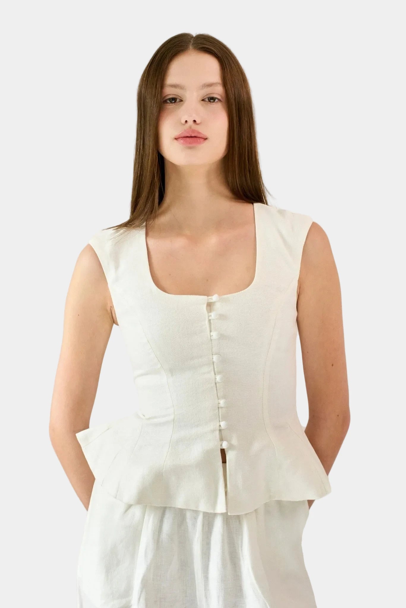 Top off white em linho com decote quadrado, botões frontais e barra peplum
