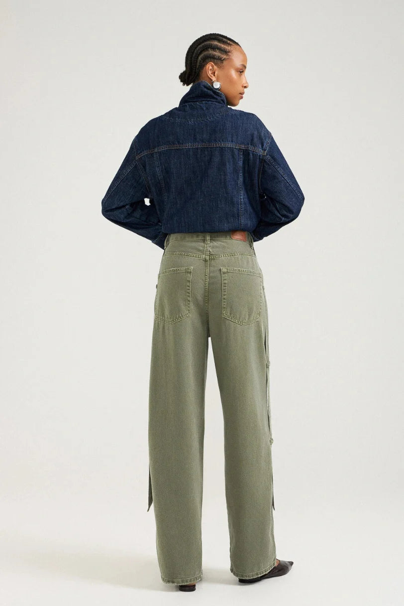 Calça baggy verde militar LDnim vista de costas com jaqueta jeans