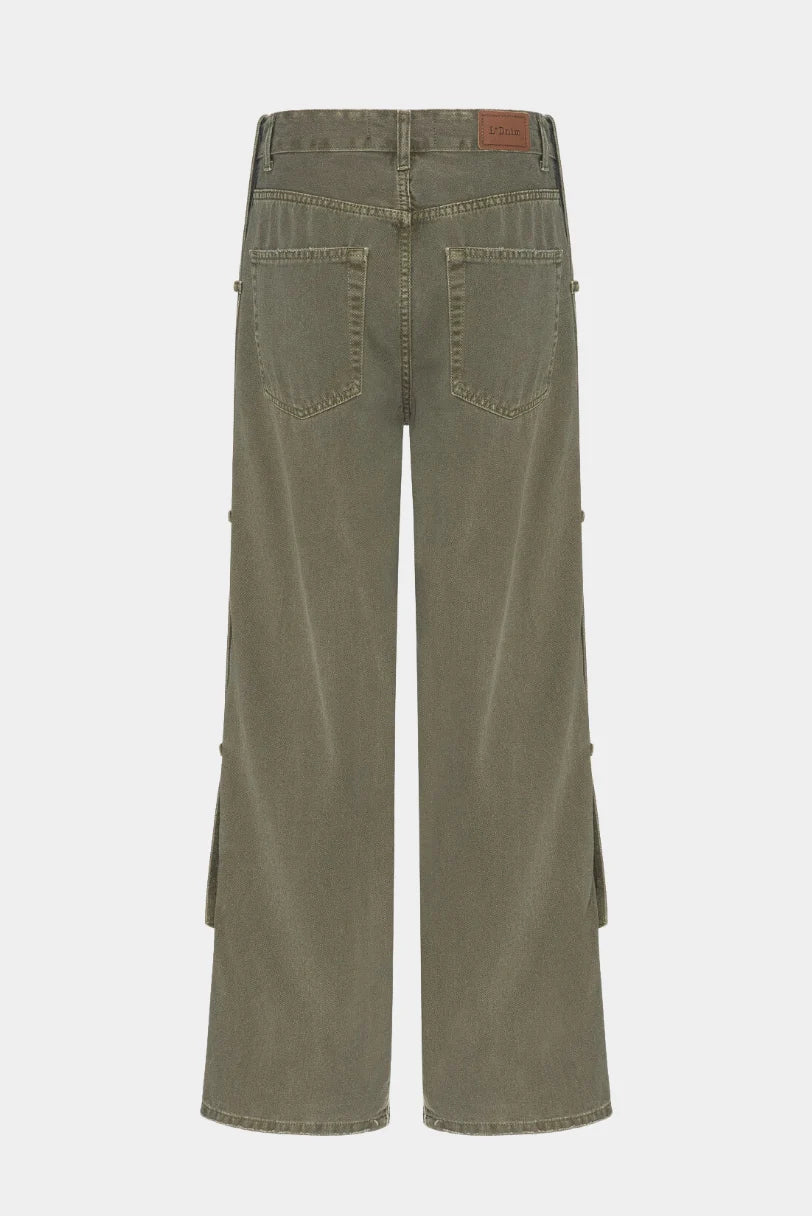 Calça Baggy Strap Green Denim LDnim vista de costas em fundo neutro