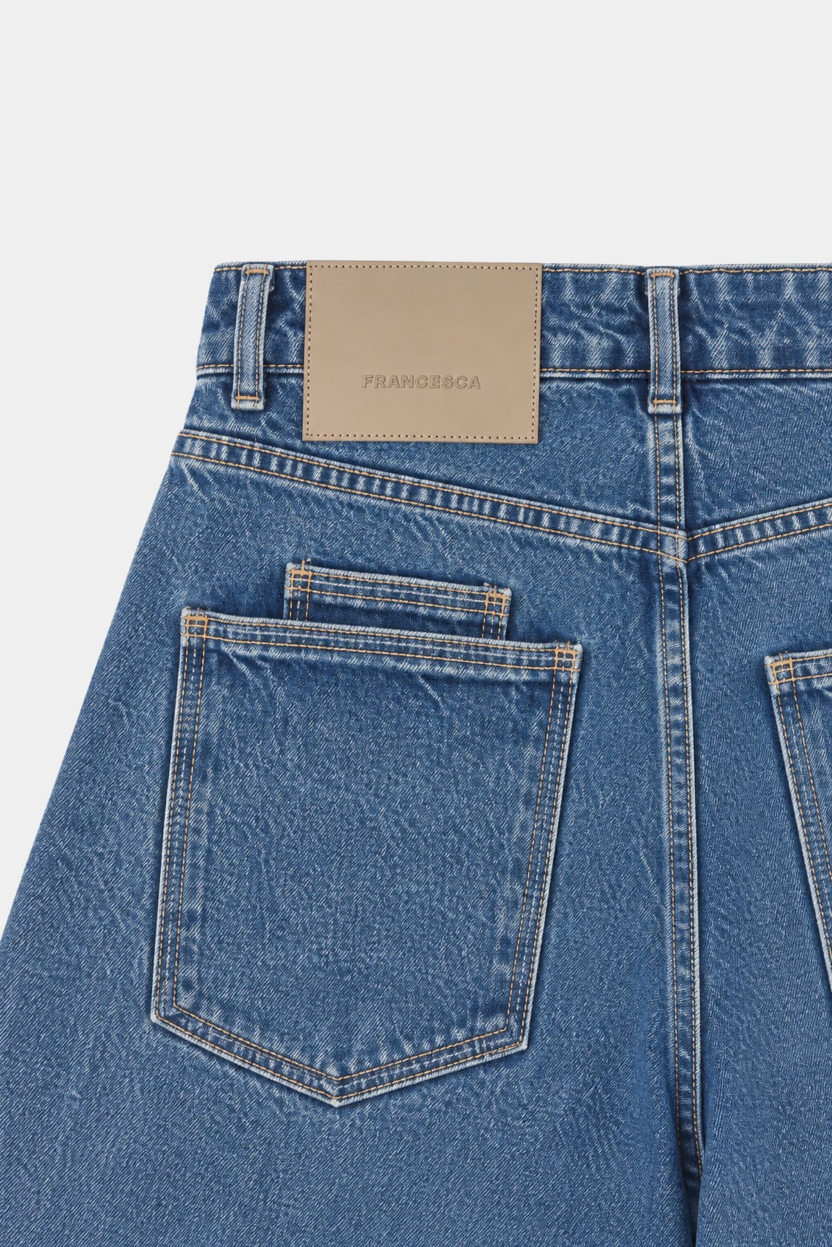 Detalhe traseiro da calça jeans Round Francesca com bolso e etiqueta no cós