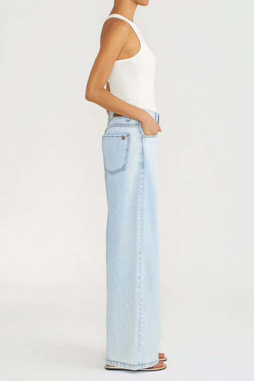 Calça jeans wide leg clara LDnim vista de perfil, mostrando o caimento amplo