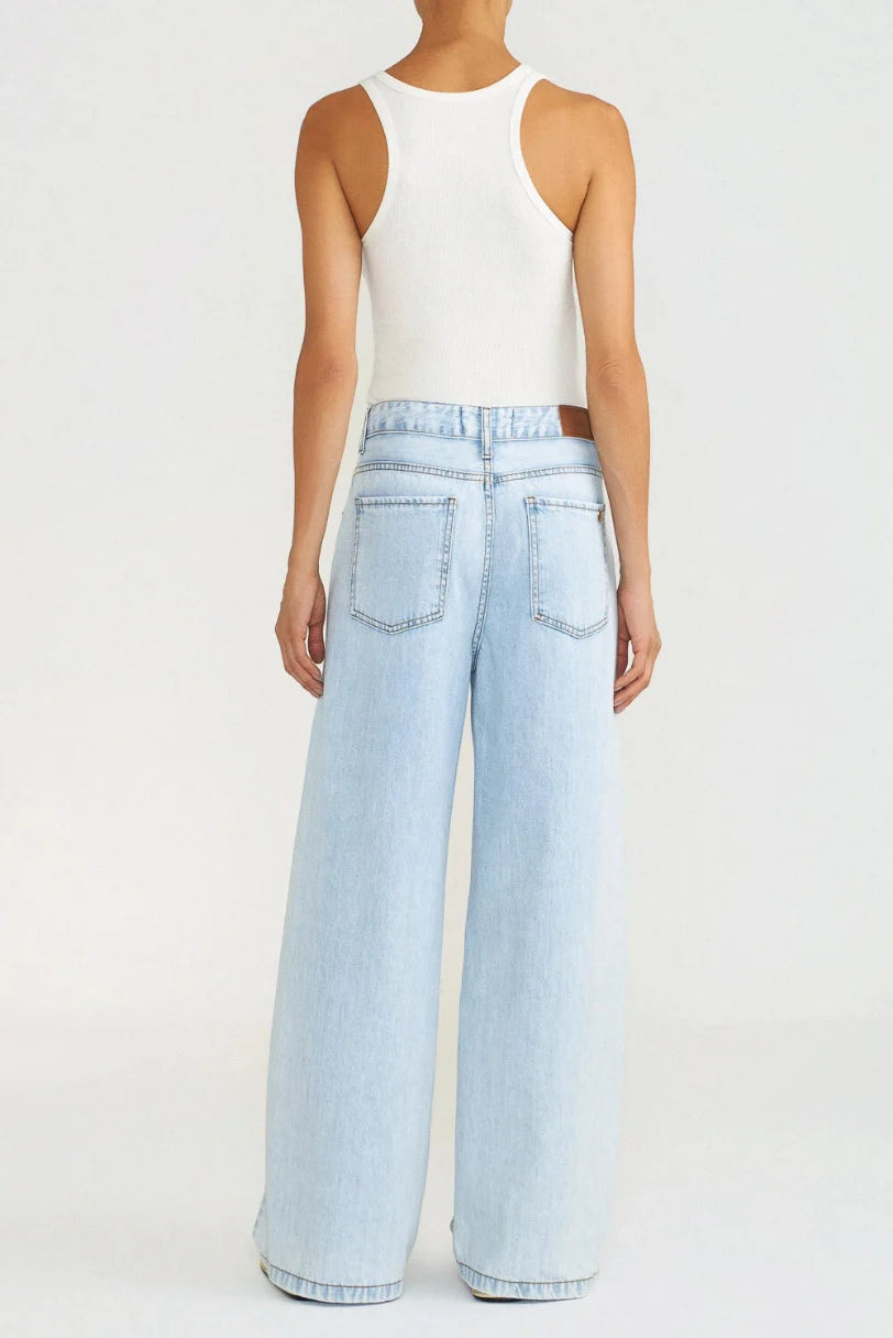 Calça jeans wide leg clara LDnim vista de costas, com bolsos traseiros