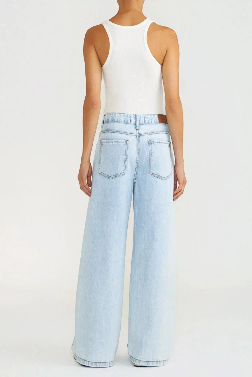 Calça jeans wide leg clara LDnim vista de costas, com bolsos traseiros