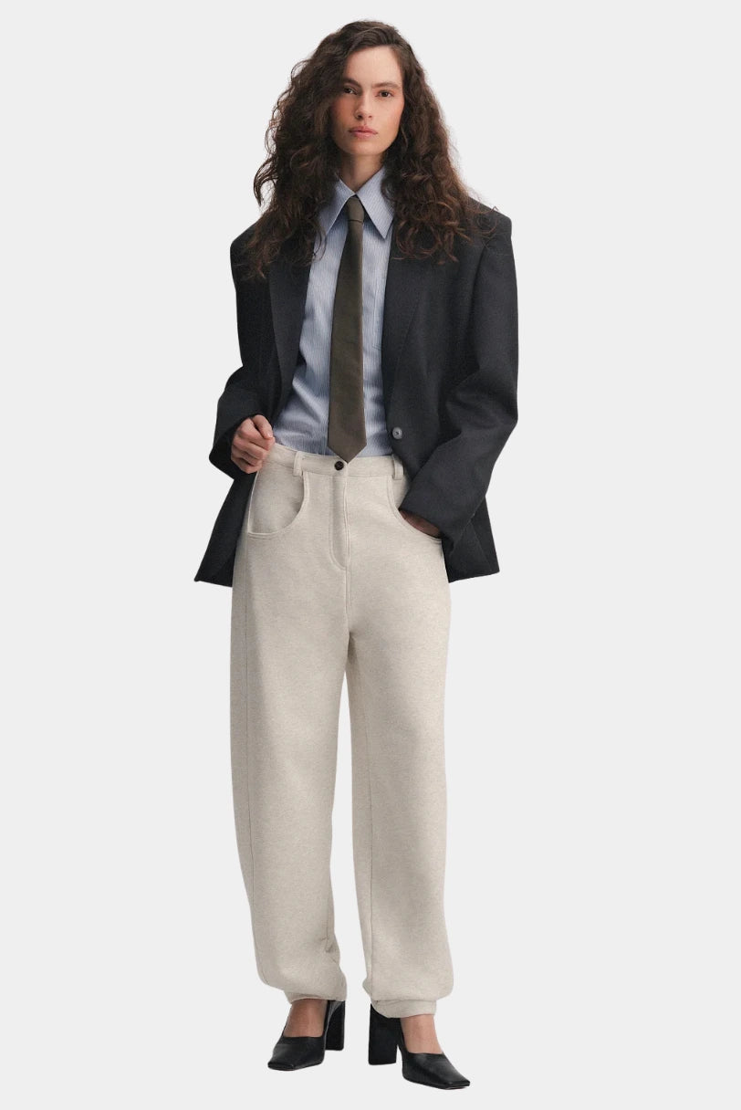 Calça Nor Francesca bege em look completo com camisa e blazer