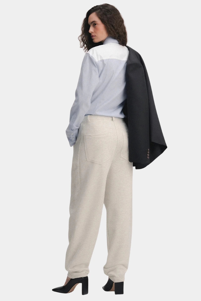 Calça Nor Francesca bege em look completo, vista de costas