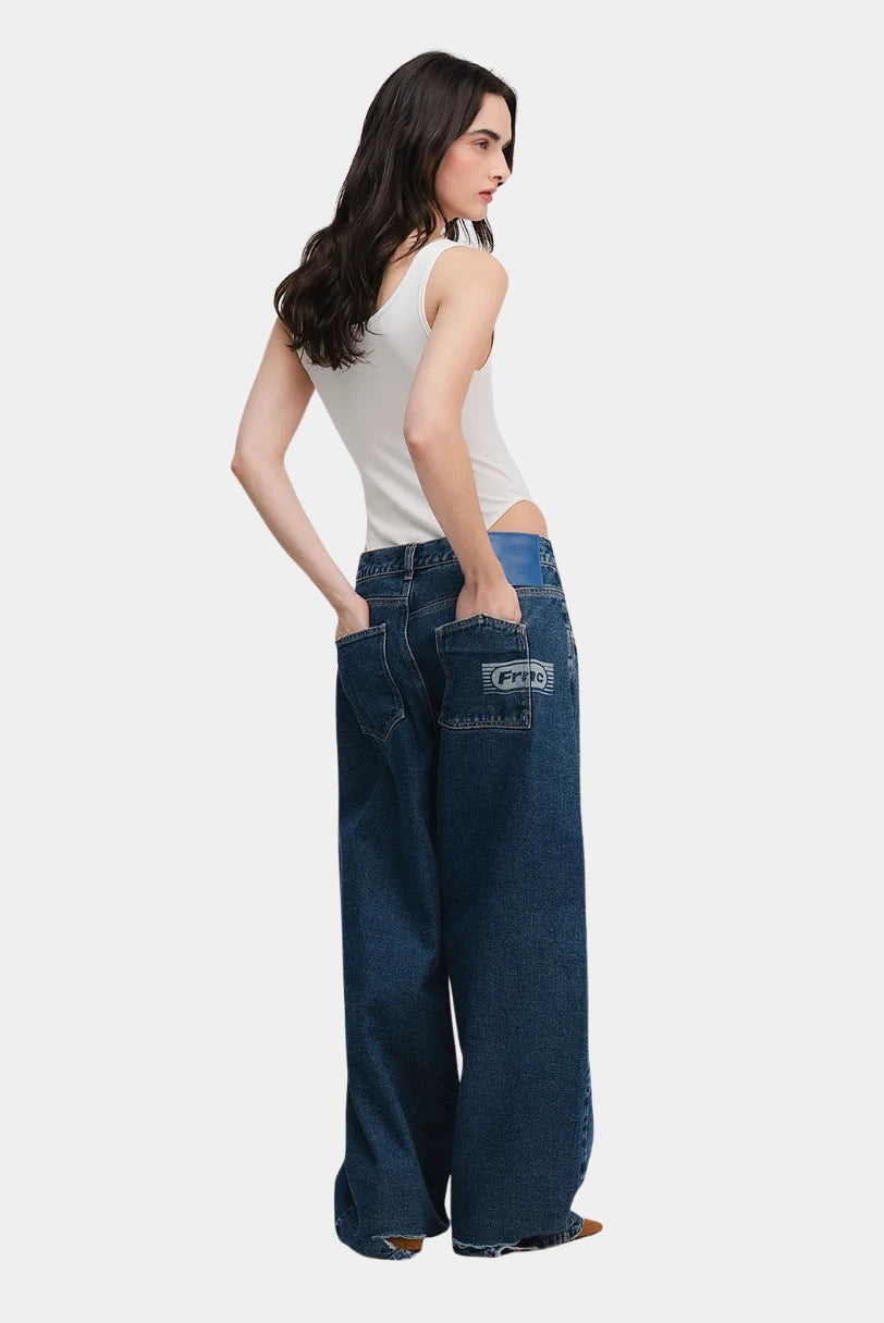 Calça Room Francesca jeans azul lavagem média pantalona cintura alta vista lateral