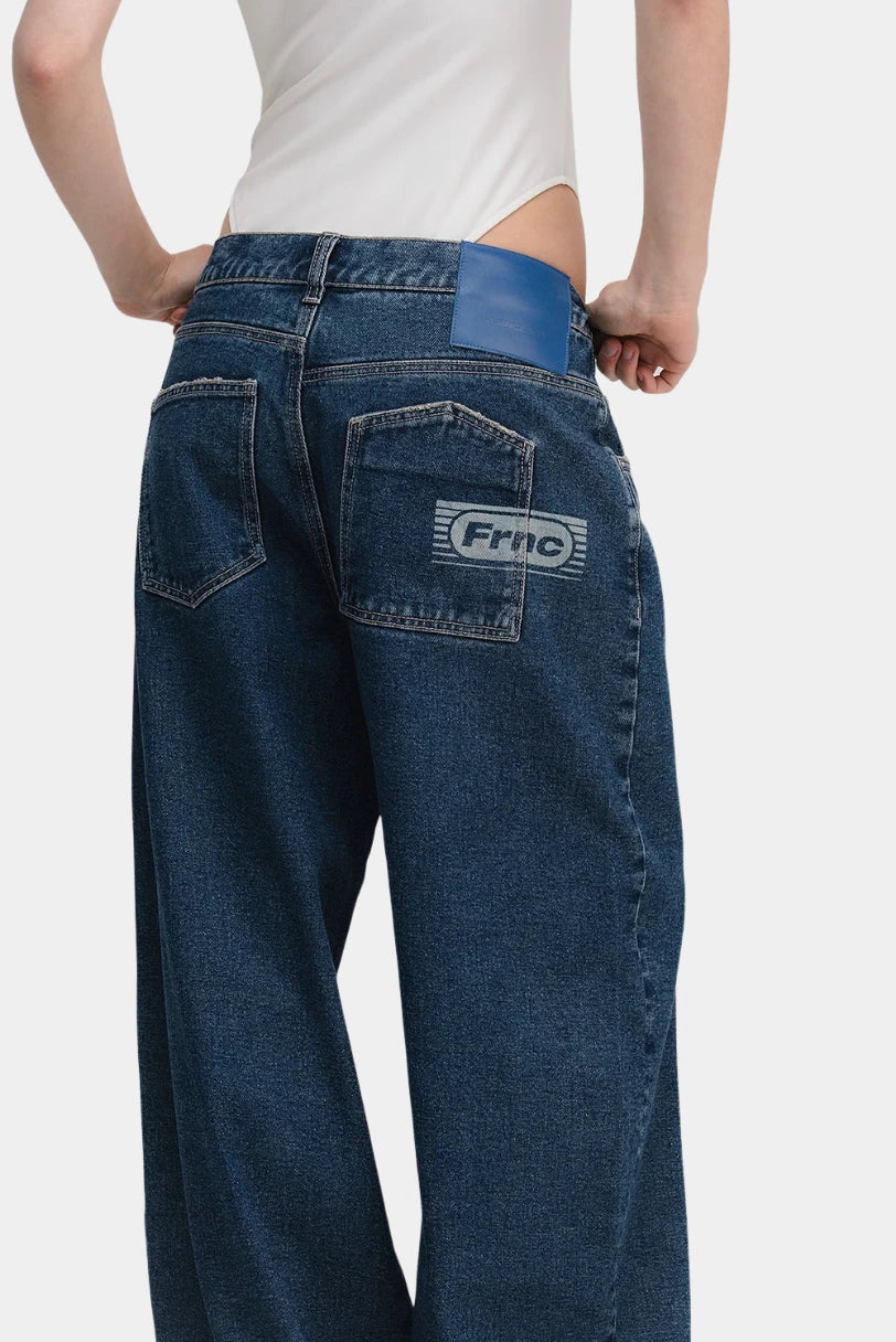 Calça Room Francesca jeans azul lavagem média vista das costas com bolso traseiro