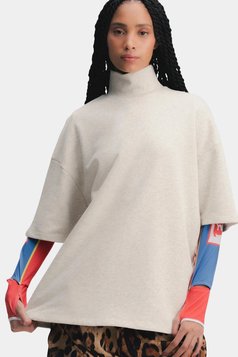 Camiseta Nor Francesca bege, vista frontal da modelagem ampla e da gola alta