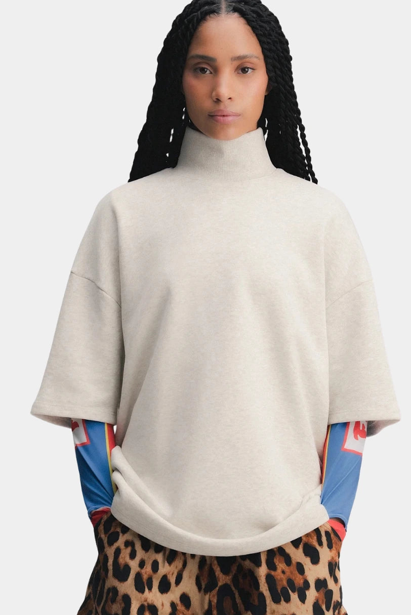 Camiseta Nor Francesca bege, detalhe da manga curta ampla e do caimento