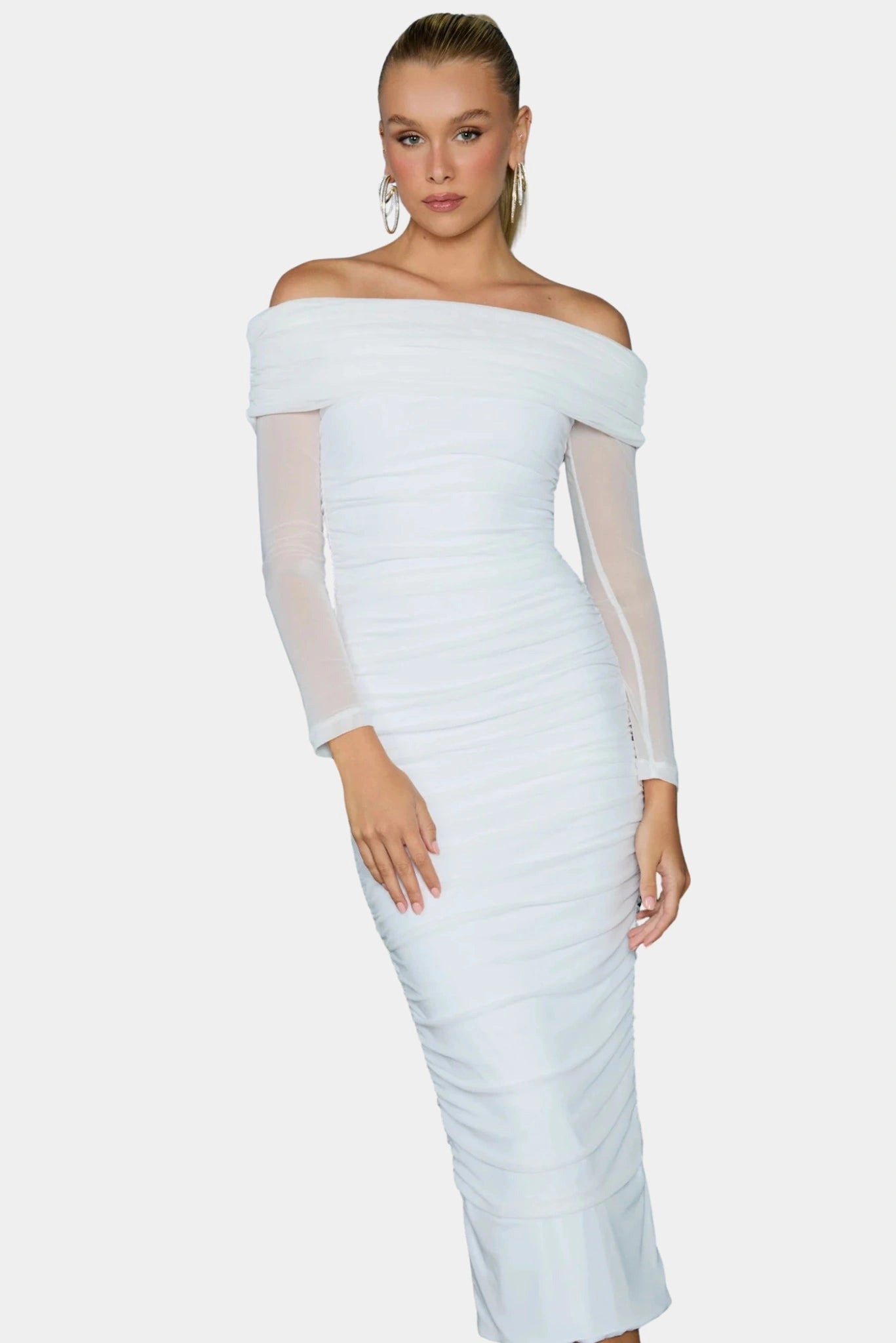 Modelo veste Vestido Midi Lola off white com mangas em tule e decote ombro a ombro