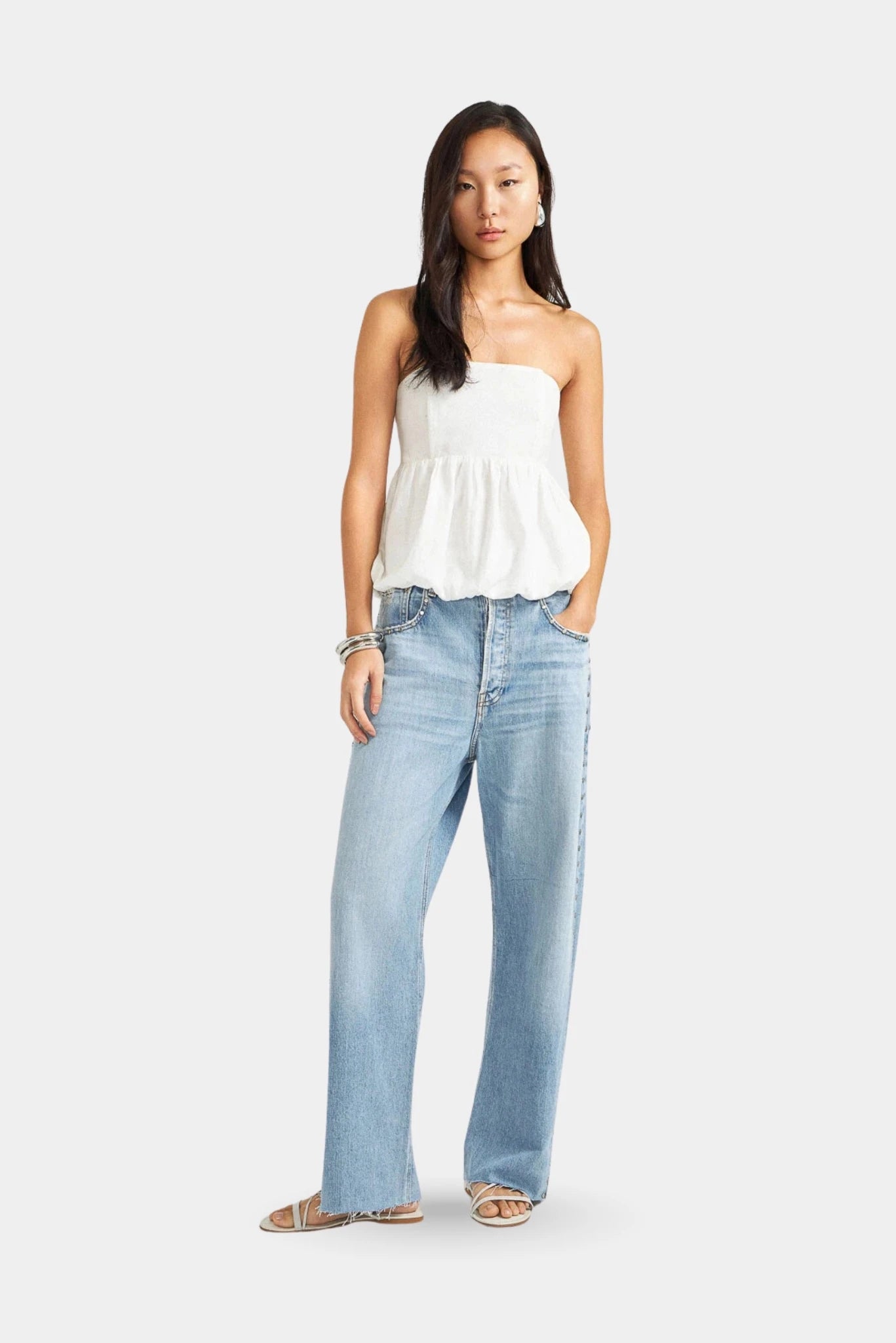 Calça Loose Cropped Tachas L•Dnim em denim claro com caimento solto e detalhes metálicos