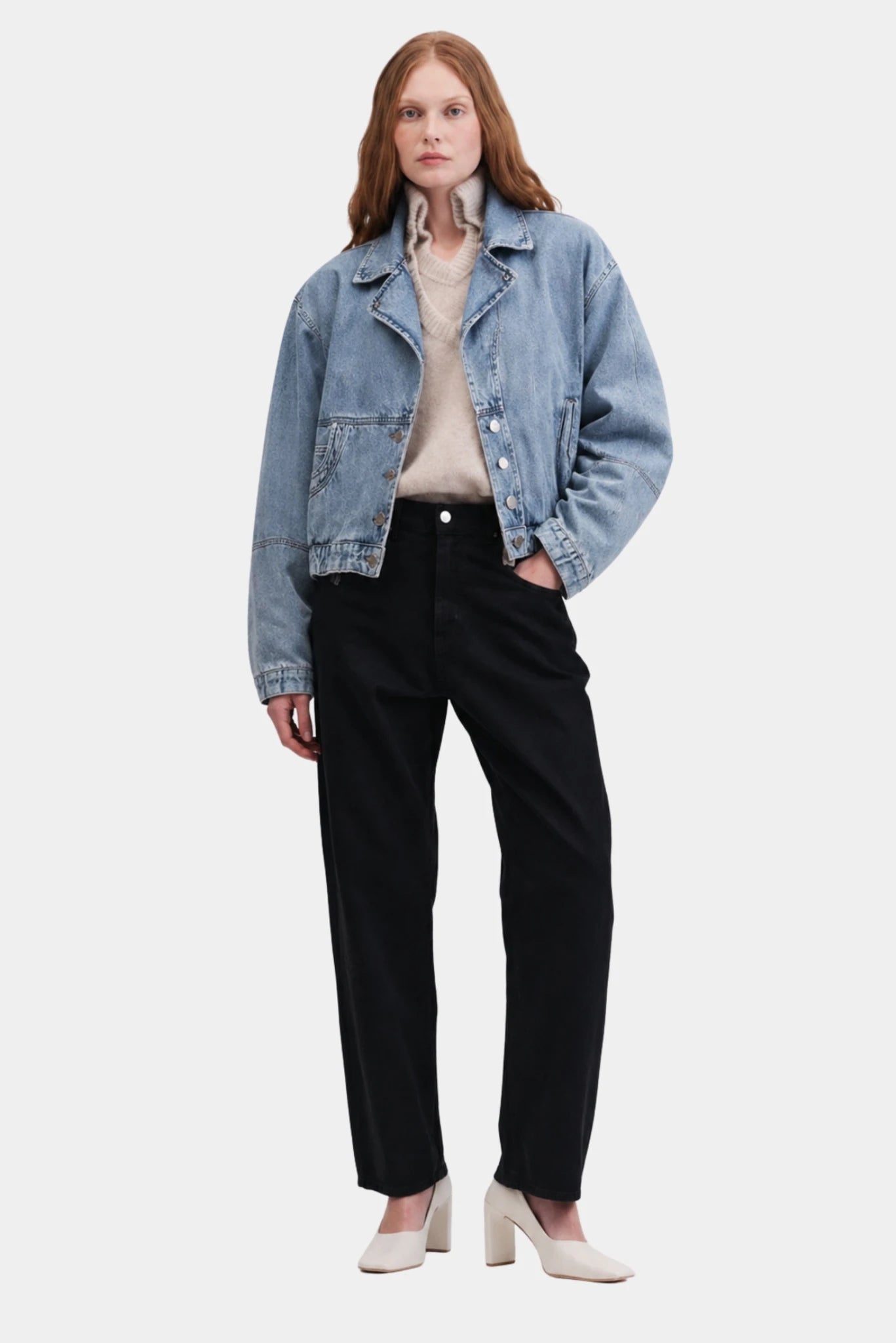 Jaqueta Jeans Strange Francesca em denim azul claro com modelagem ampla e fechamento por botões
