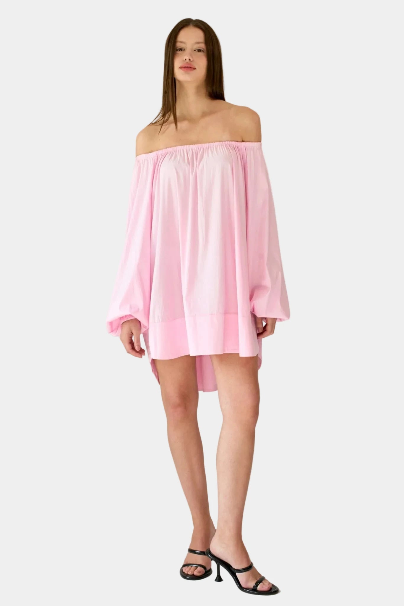 Vestido curto Kaia MR rosa em tricoline com modelagem ampla e decote ombro a ombro