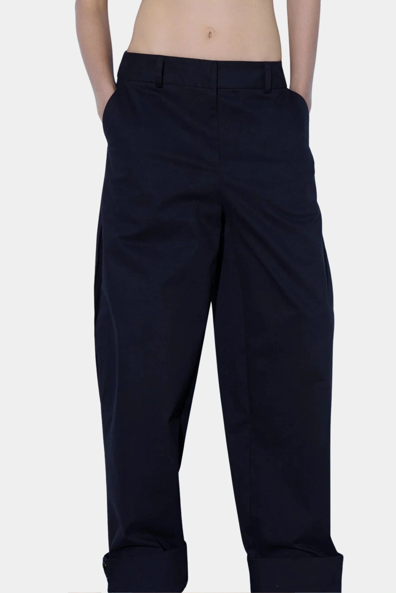 Calça azul-marinho de cintura baixa com modelagem ampla e bolsos laterais