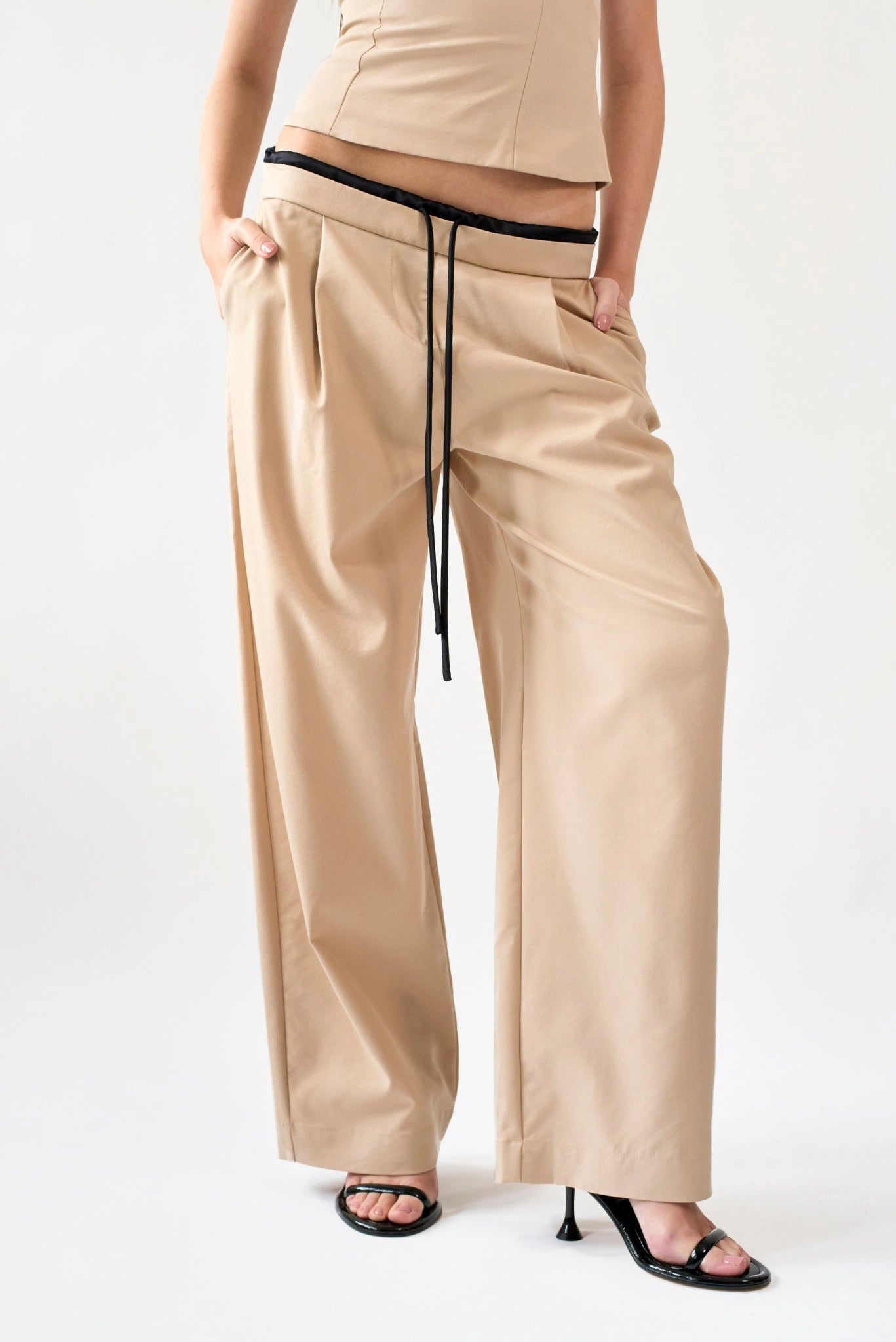 Calça alfaiataria ampla bege Kylie MR com cintura baixa e bolsos laterais