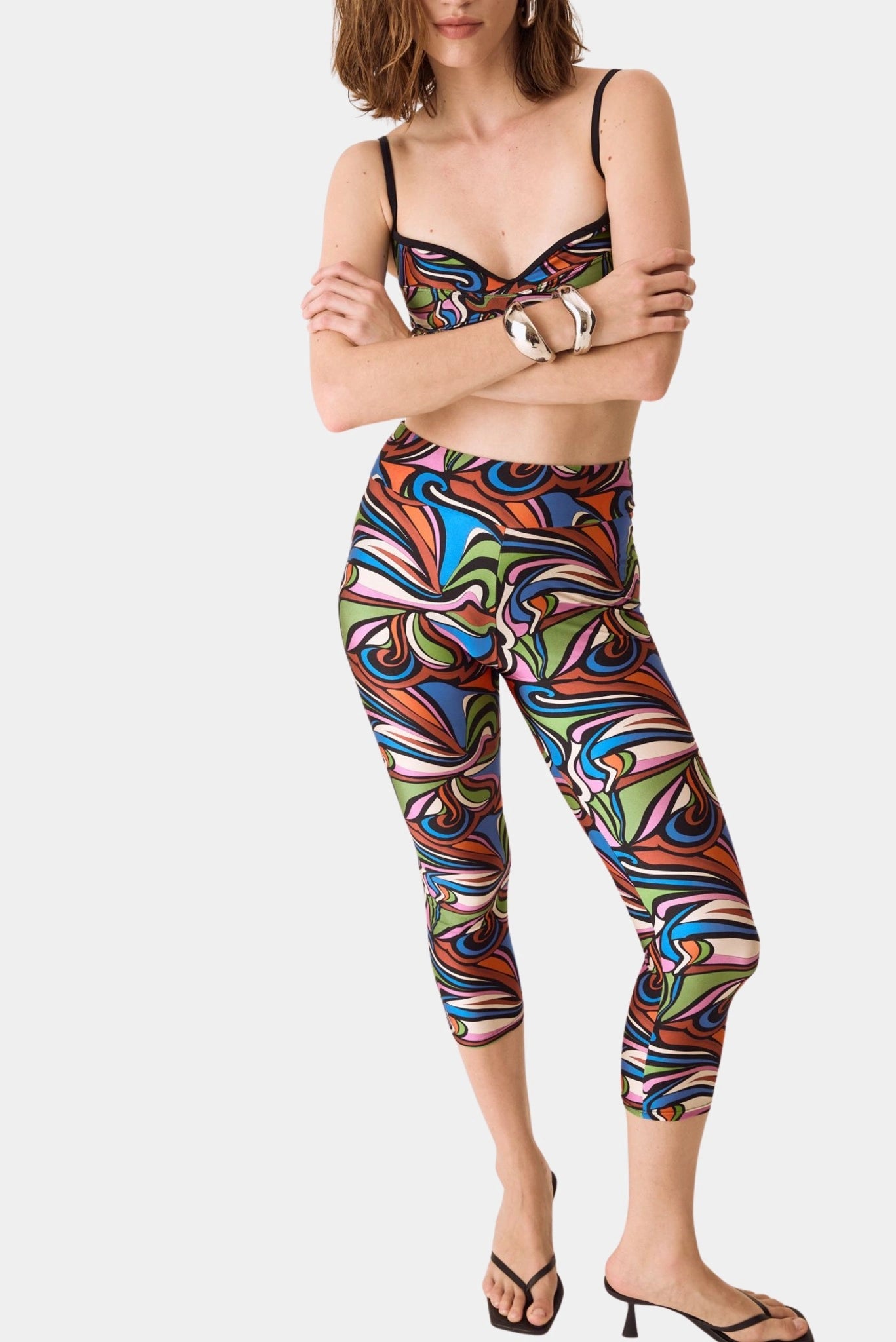 Conjunto estampado multicolor com legging cropped ajustada
