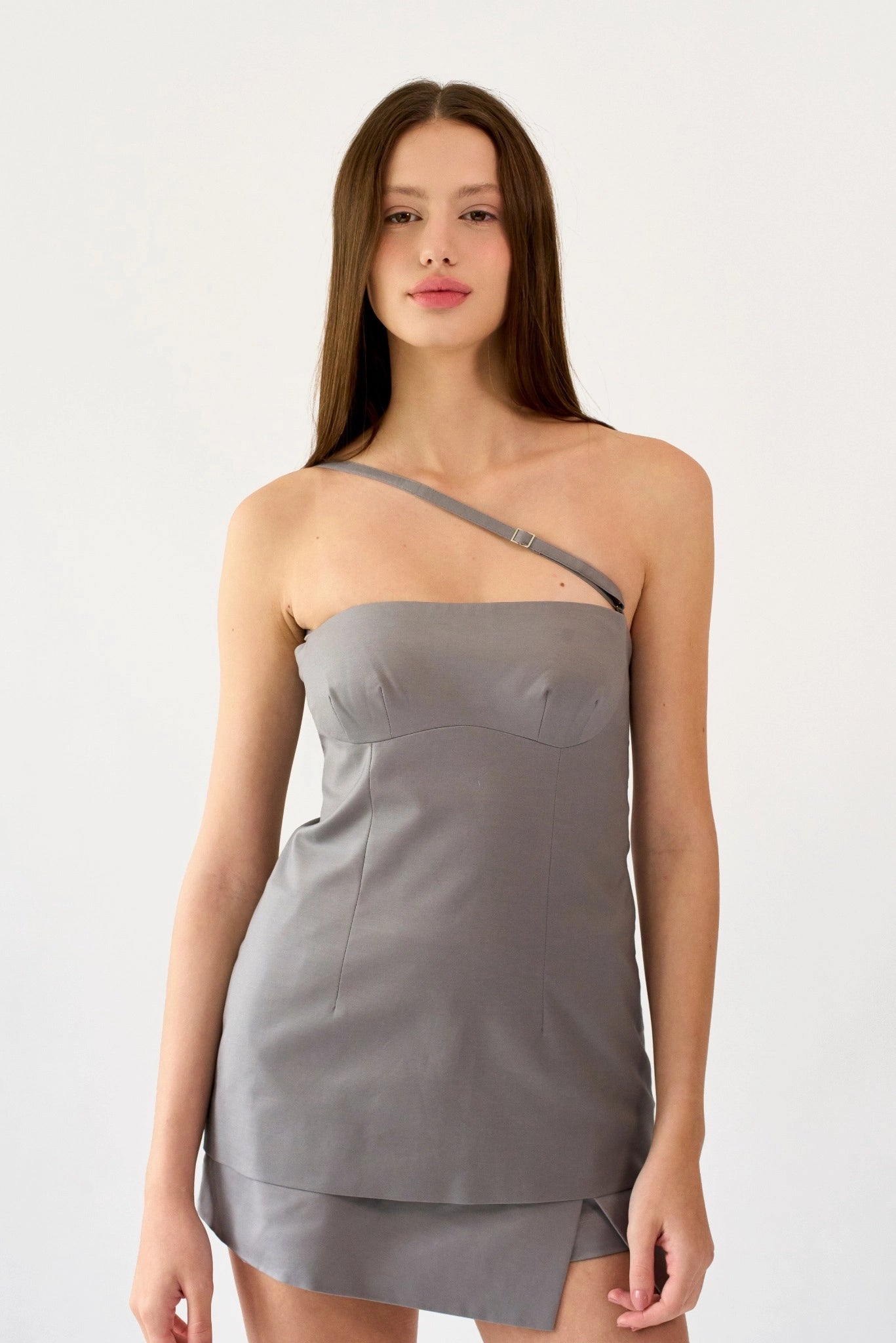 Top Valletta MR cinza em look feminino com decote reto, alça regulável e caimento ajustado